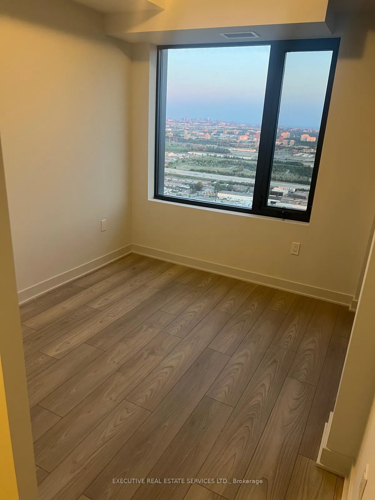 Photo 4 of Unit 4803, 2920 Highway 7 Road E, Vaughan, Concord — HOMEH
