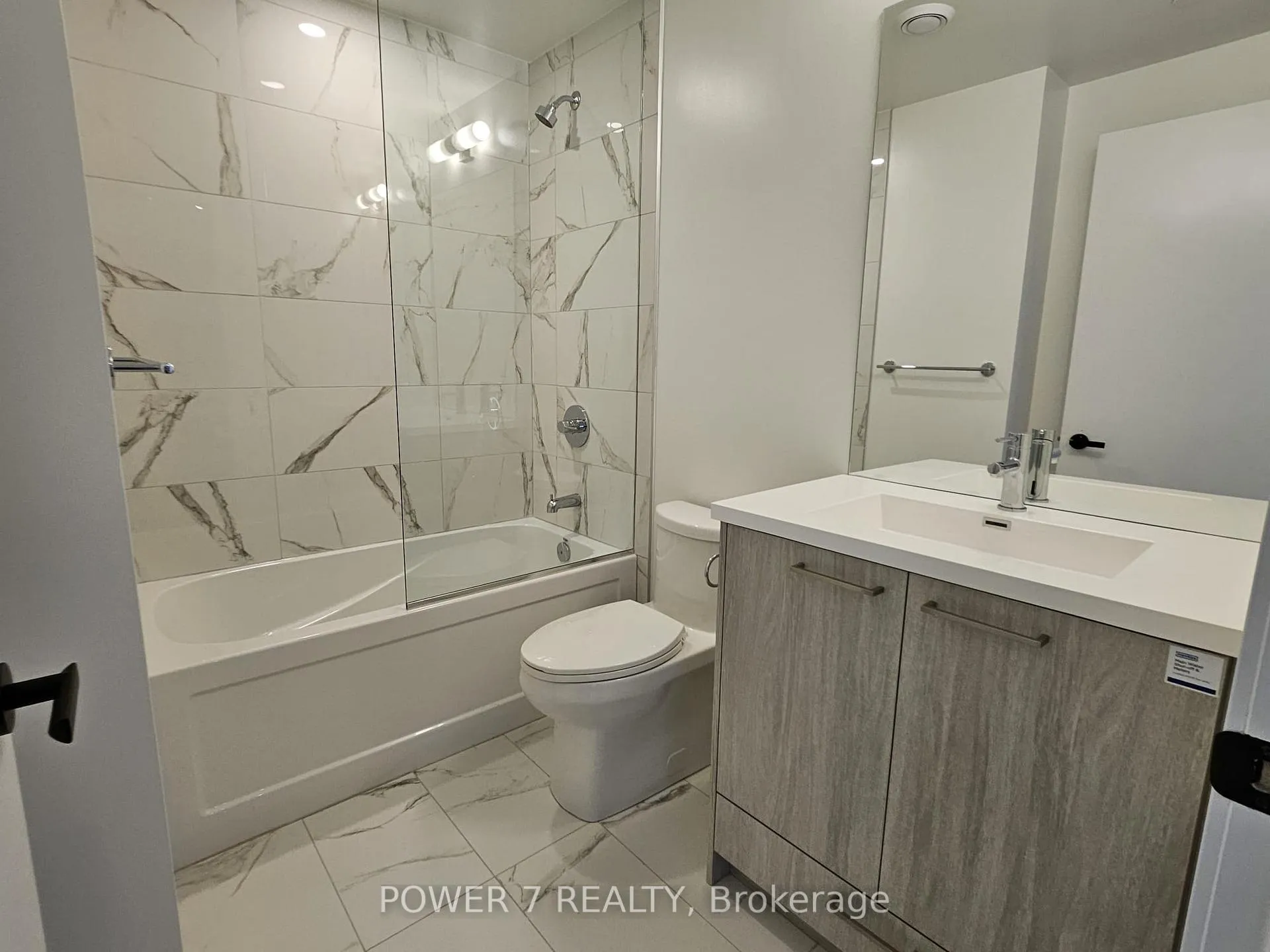 Photo 3 of Unit 816, 28 Interchange Way, Vaughan, Vaughan Corporate Centre — HOMEH