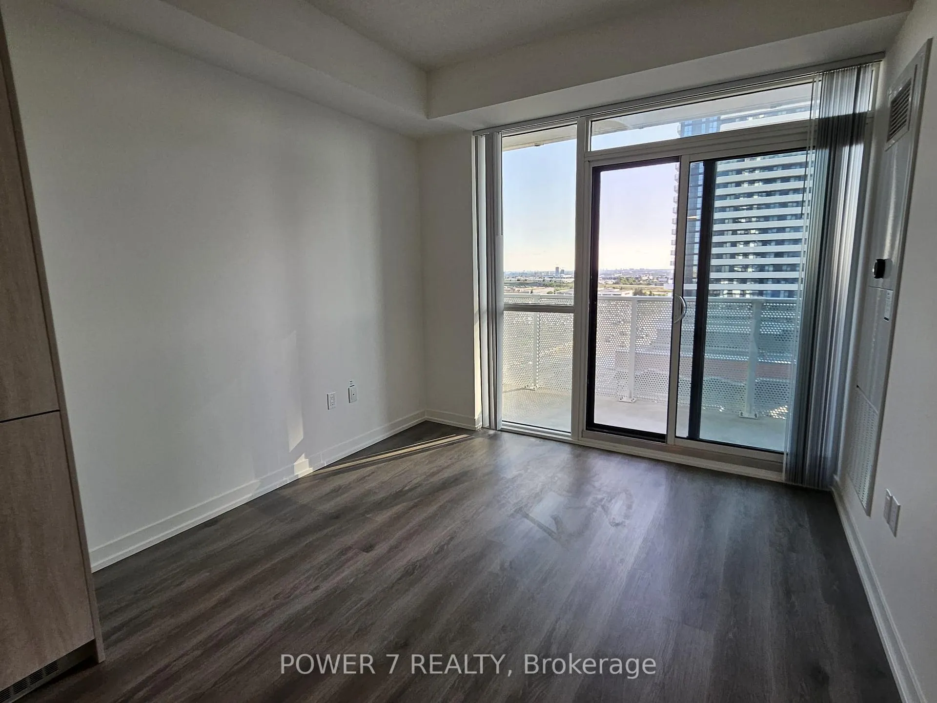 Photo 4 of Unit 816, 28 Interchange Way, Vaughan, Vaughan Corporate Centre — HOMEH