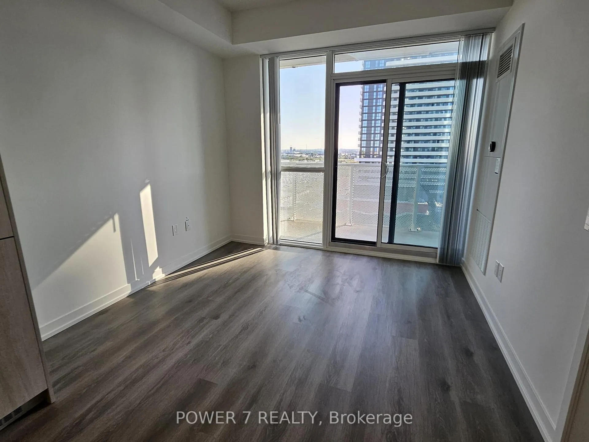 Photo 5 of Unit 816, 28 Interchange Way, Vaughan, Vaughan Corporate Centre — HOMEH