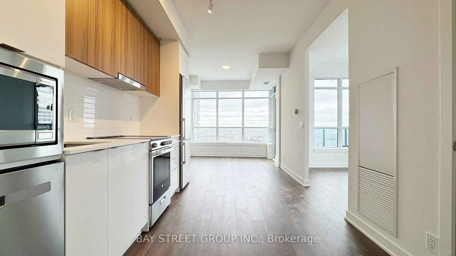 Photo 3 of Unit B-2505, 50 Upper Mall Way, Vaughan, Brownridge — HOMEH