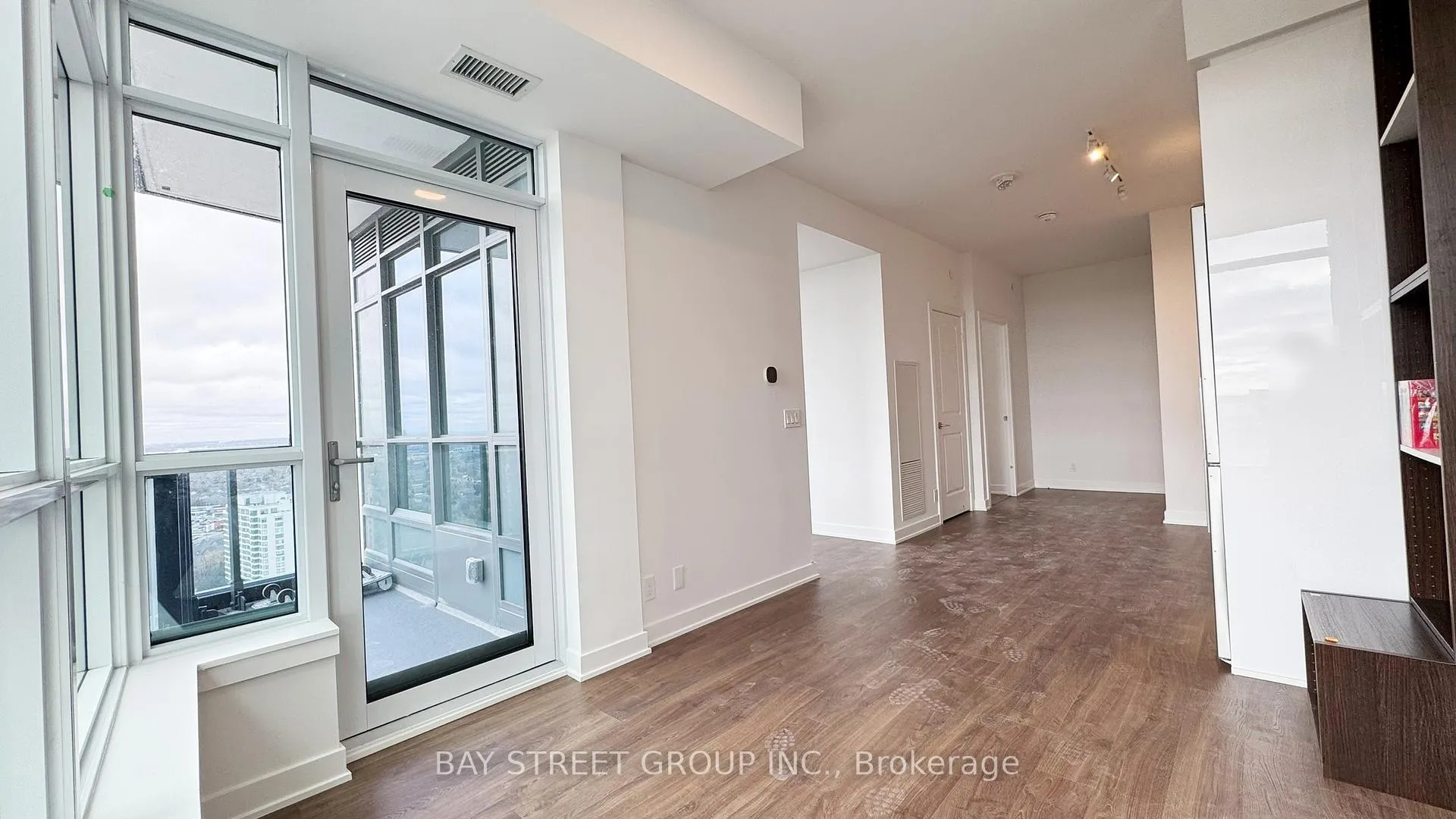 Photo 6 of Unit B-2505, 50 Upper Mall Way, Vaughan, Brownridge — HOMEH