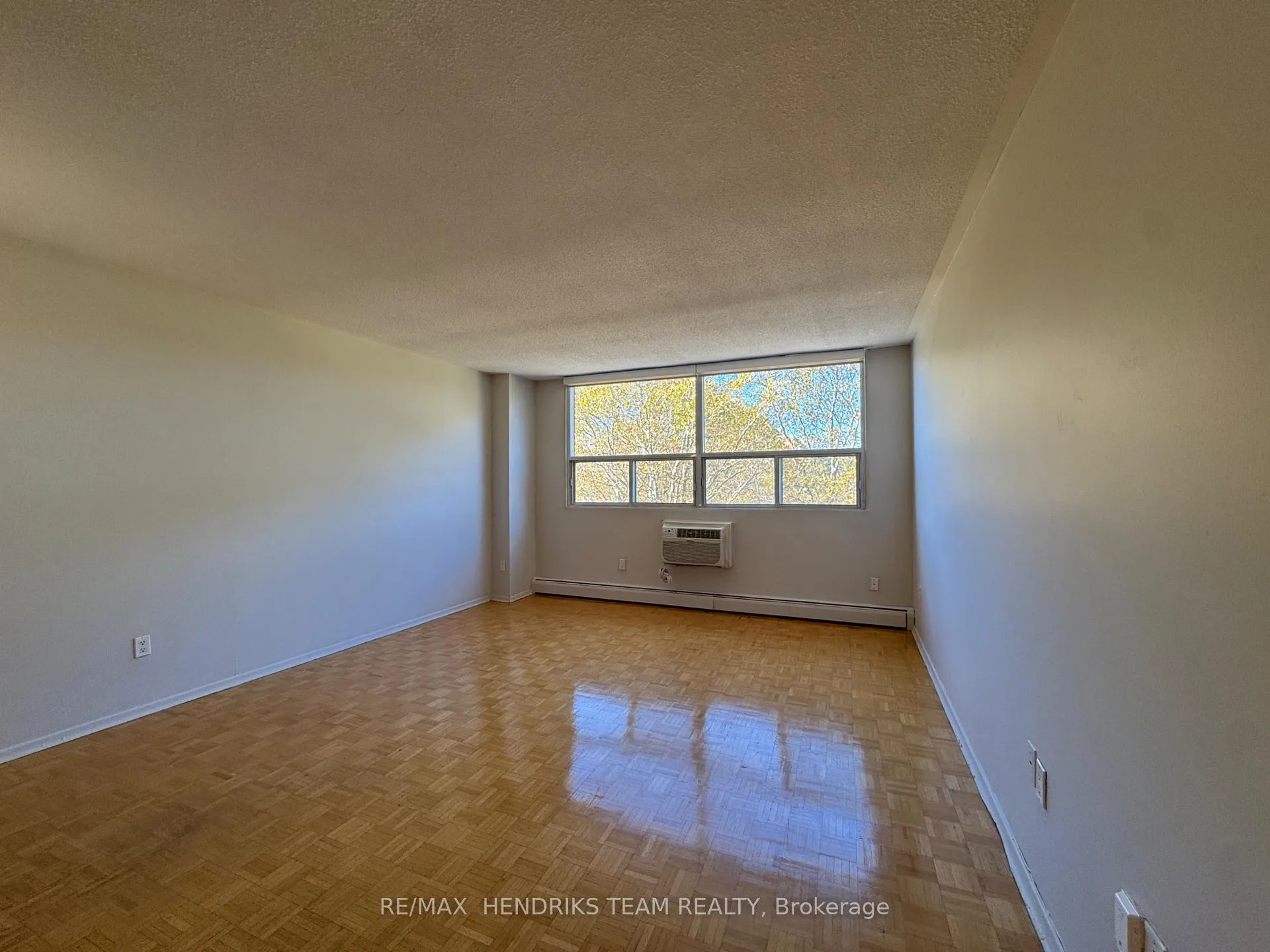 Photo 6 of Unit 405, 49 Leaside Drive, St. Catharines, Carlton/Bunting — HOMEH