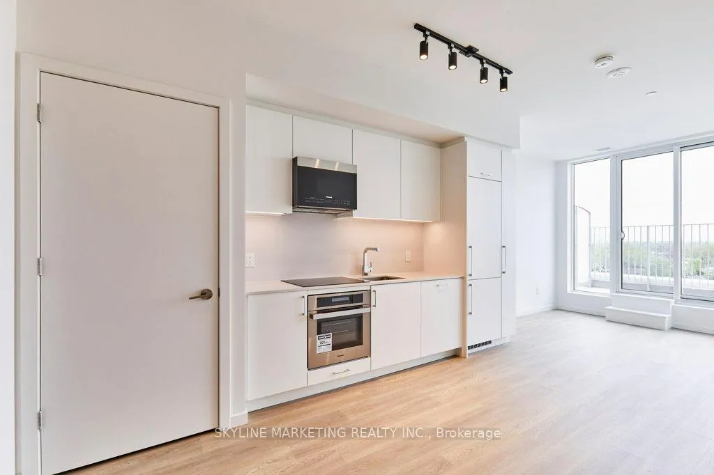 Photo 4 of Unit PH811, 689 The Queensway, Etobicoke, Stonegate-Queensway — HOMEH