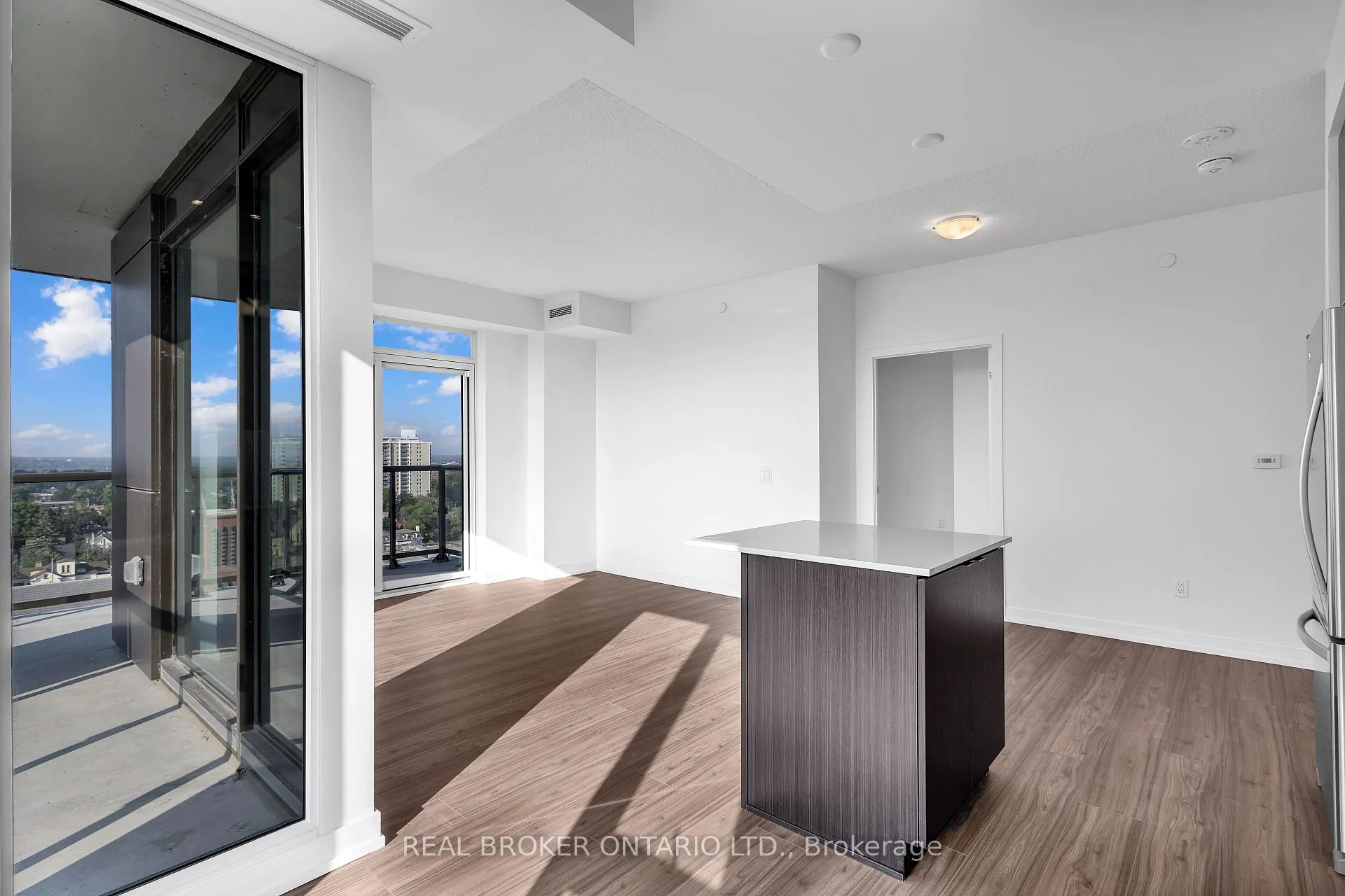 Photo 13 of Unit 1402, 55 Duke Street W, Kitchener, City Commercial Core — HOMEH