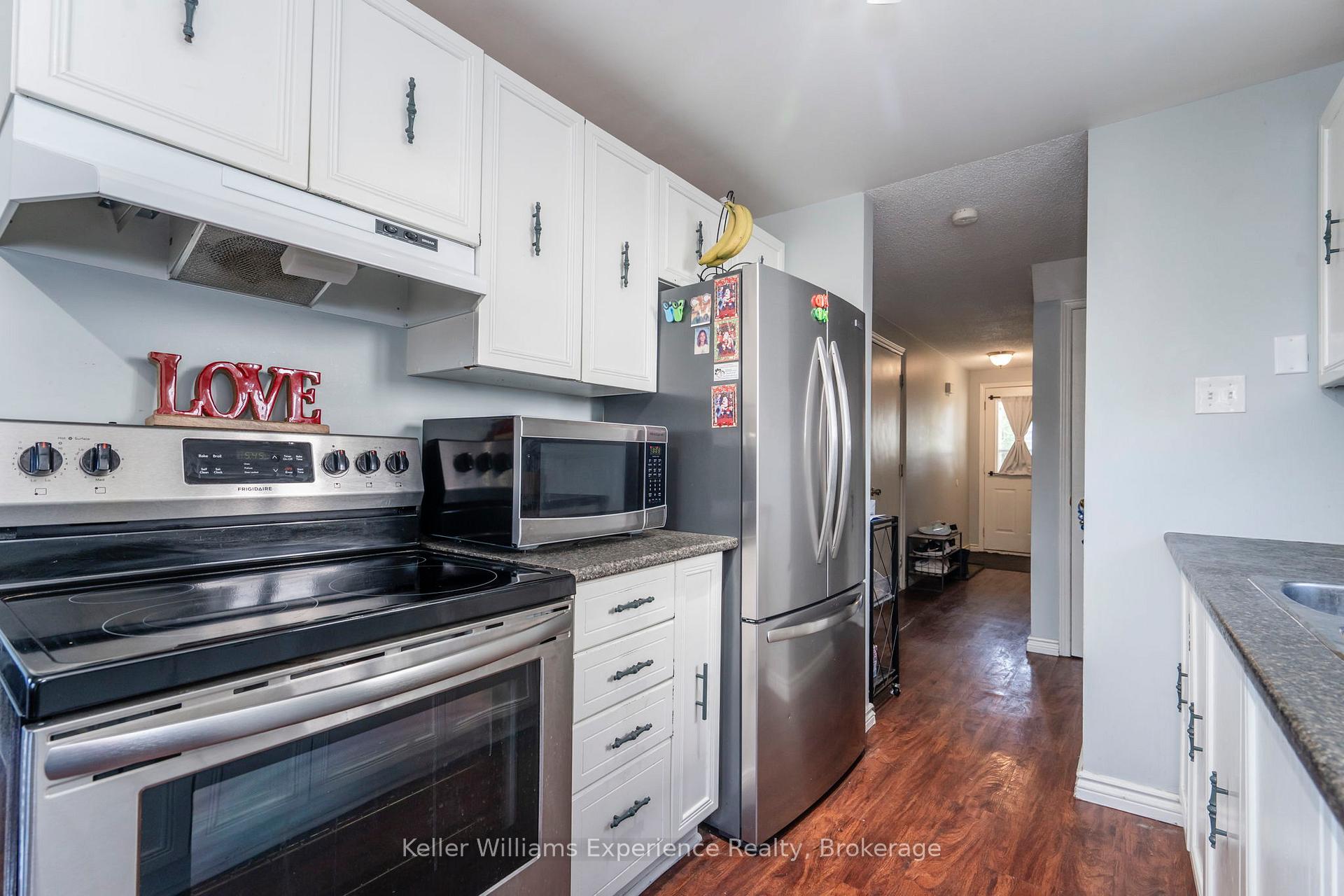 Photo 3 of 23 Corbett Drive, Barrie, Grove East — HOMEH