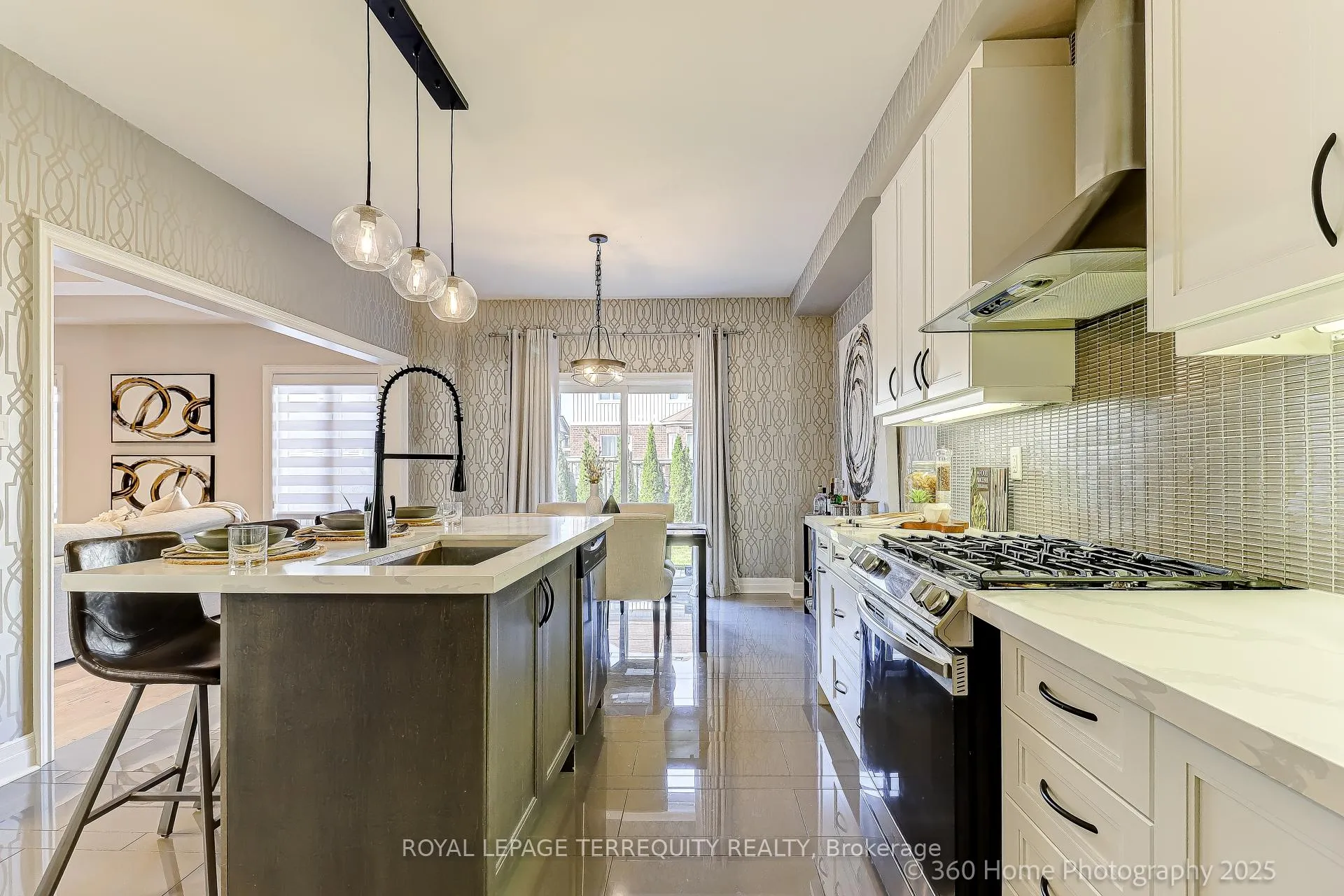 Photo 13 of 18 Northglen Boulevard, Clarington, Bowmanville — HOMEH