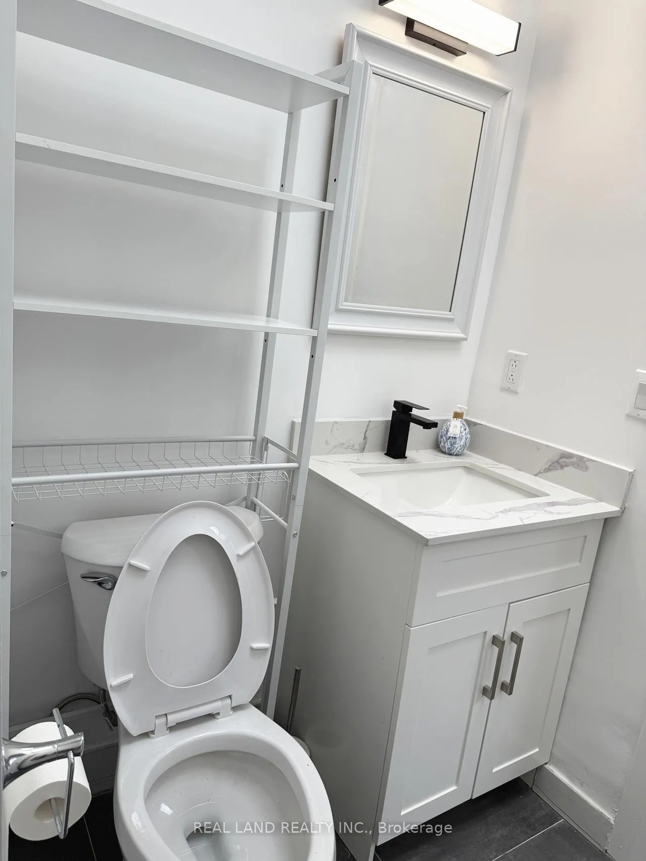 Photo 8 of Unit Unit 4, 31 King Street E, Oshawa, Central — HOMEH