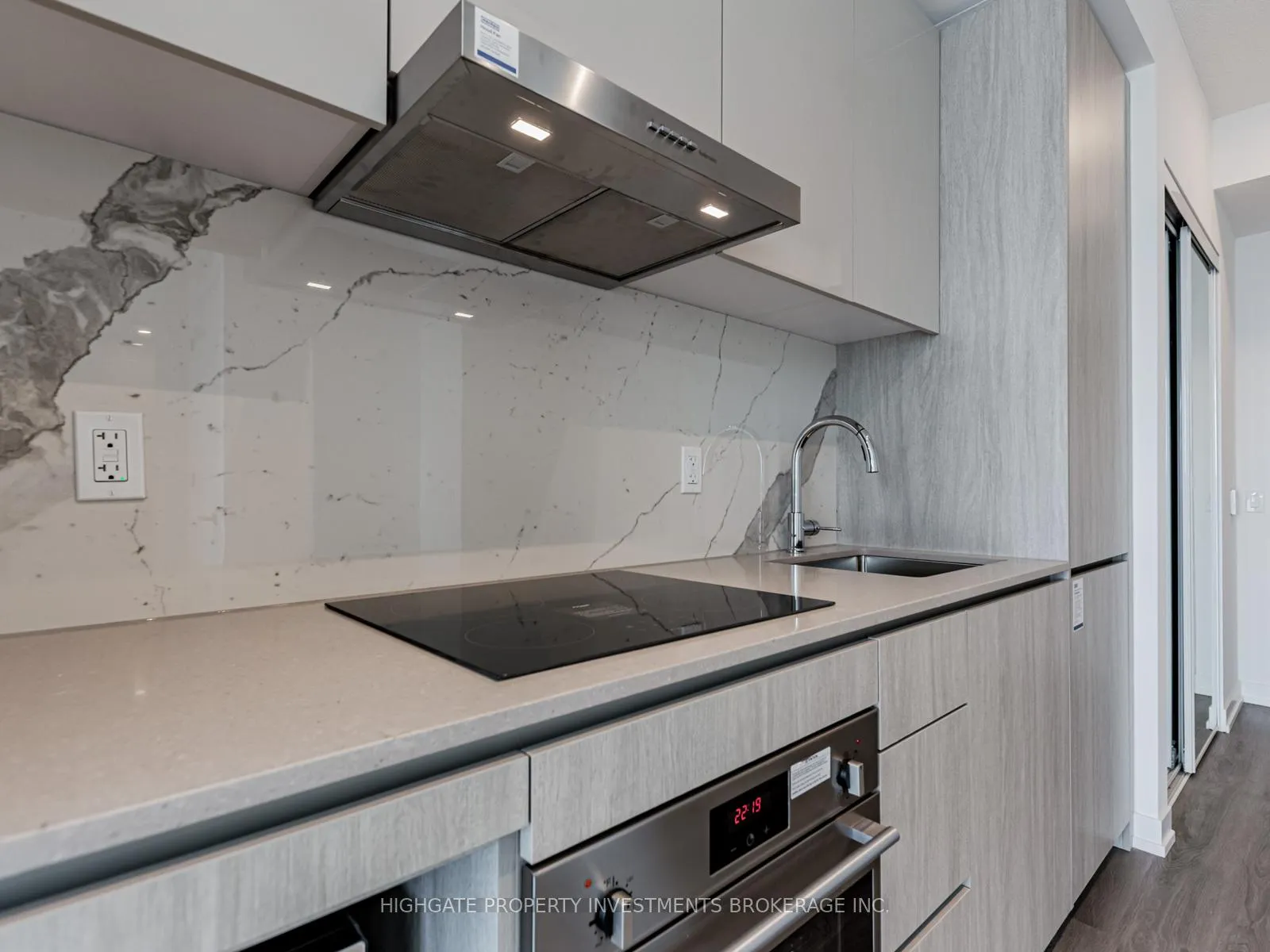 Photo 6 of Unit 908, 28 Interchange Way, Vaughan, Vaughan Corporate Centre — HOMEH