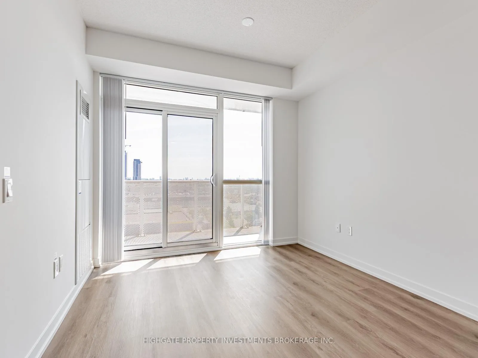 Photo 10 of Unit 908, 28 Interchange Way, Vaughan, Vaughan Corporate Centre — HOMEH