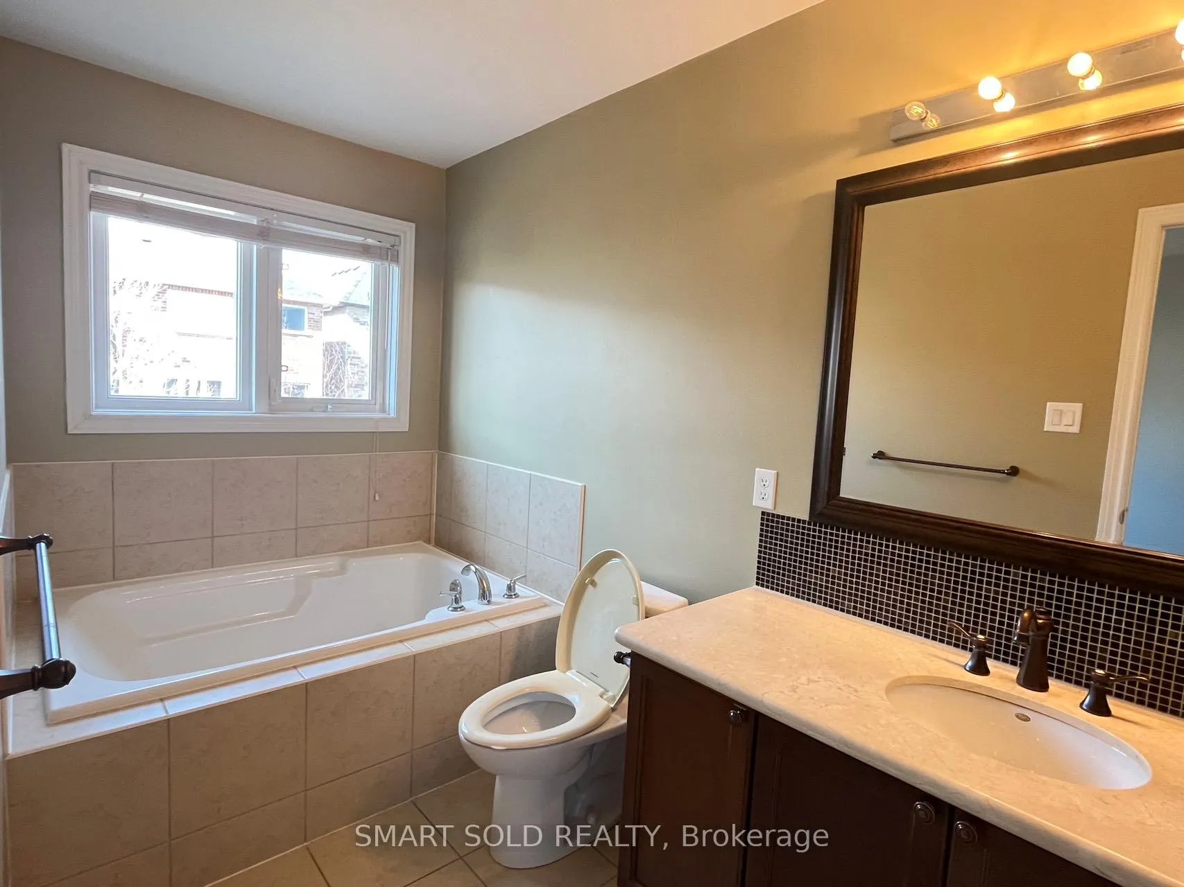 Photo 11 of 199 Venice Gate Drive, Vaughan, Vellore Village — HOMEH