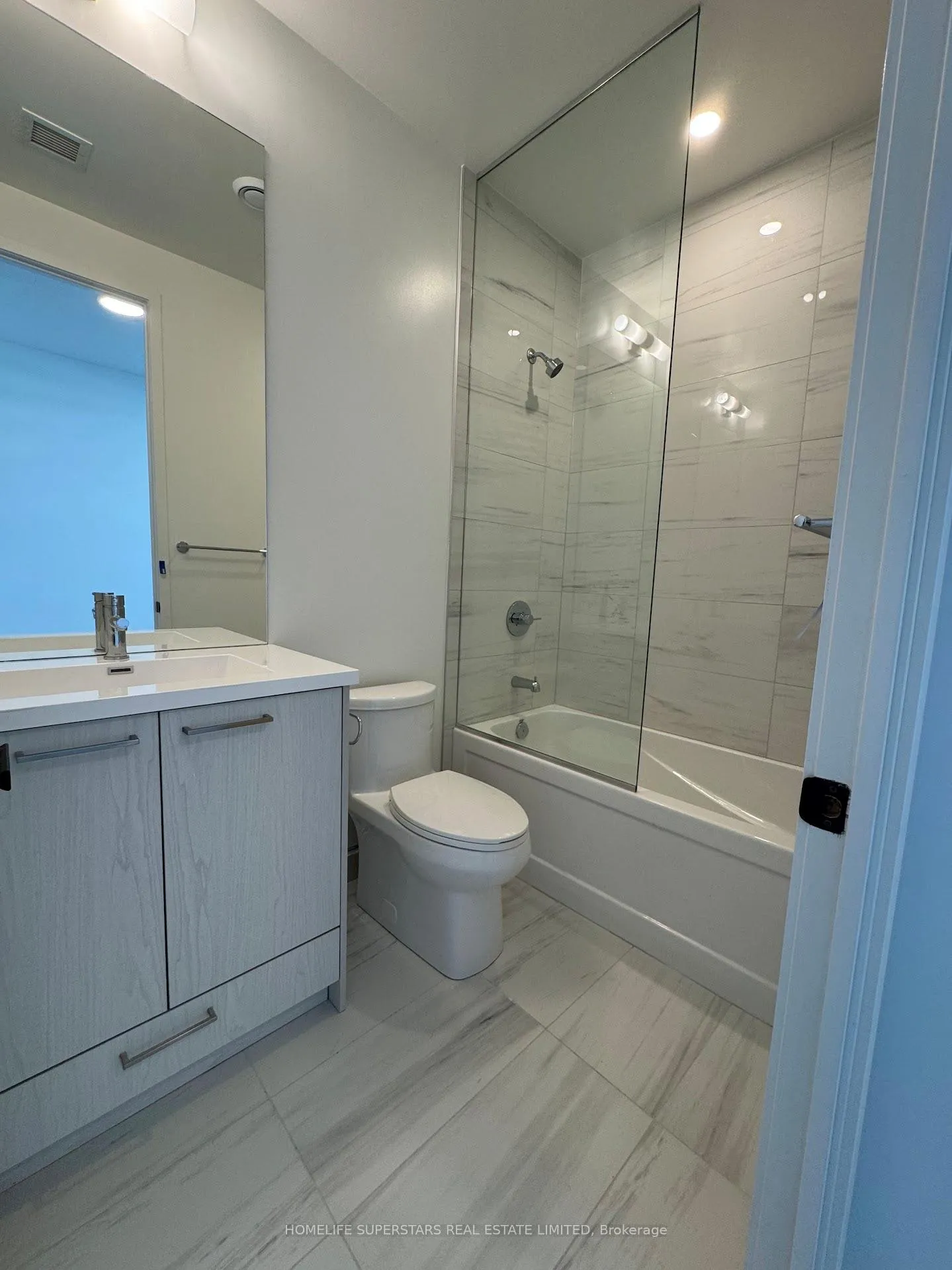 Photo 8 of Unit 703, 28 Interchange Way, Vaughan, Vaughan Corporate Centre — HOMEH