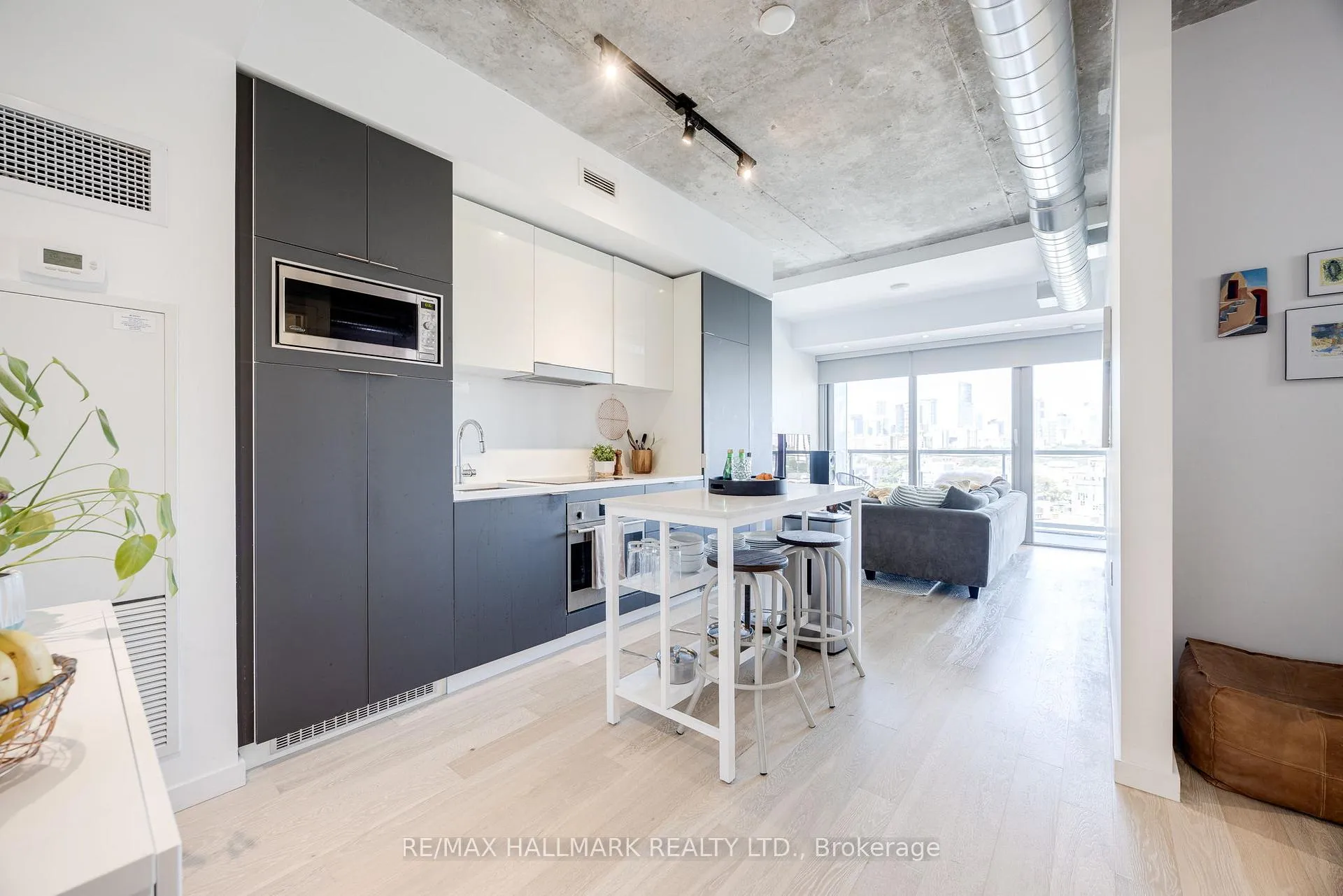 Front of Unit 1105, 170 Bayview Avenue