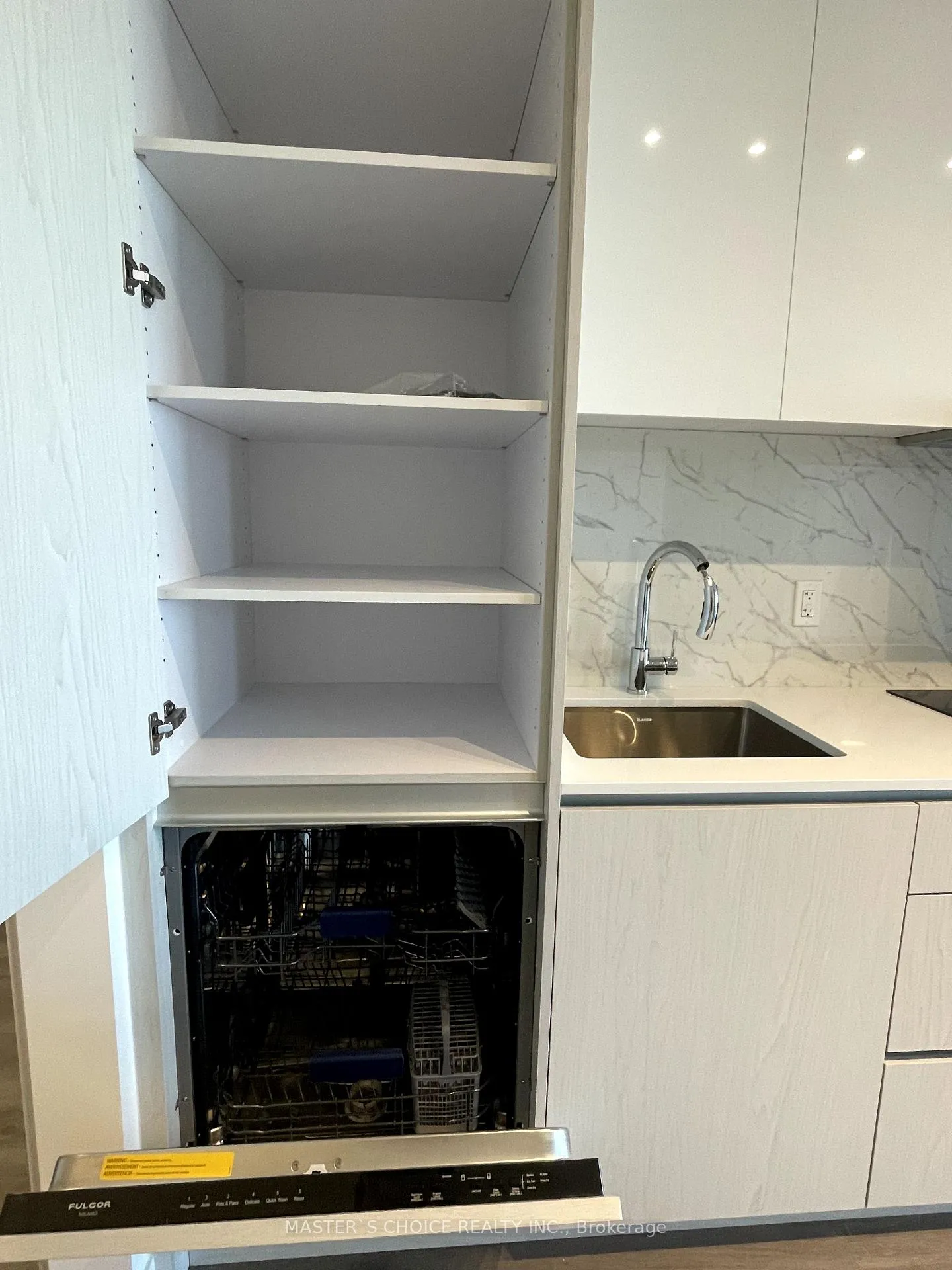 Photo 11 of Unit 807, 28 Interchange Way, Vaughan, Vaughan Corporate Centre — HOMEH
