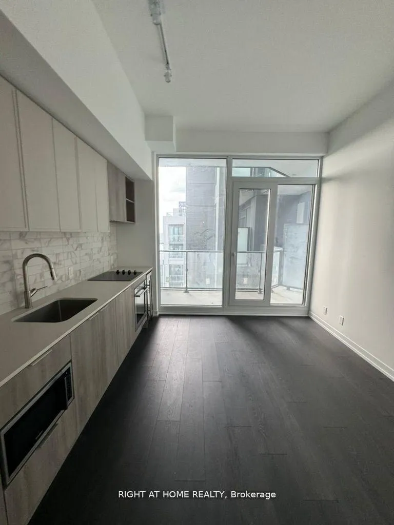 Front of Unit 935, 2020 Bathurst Street