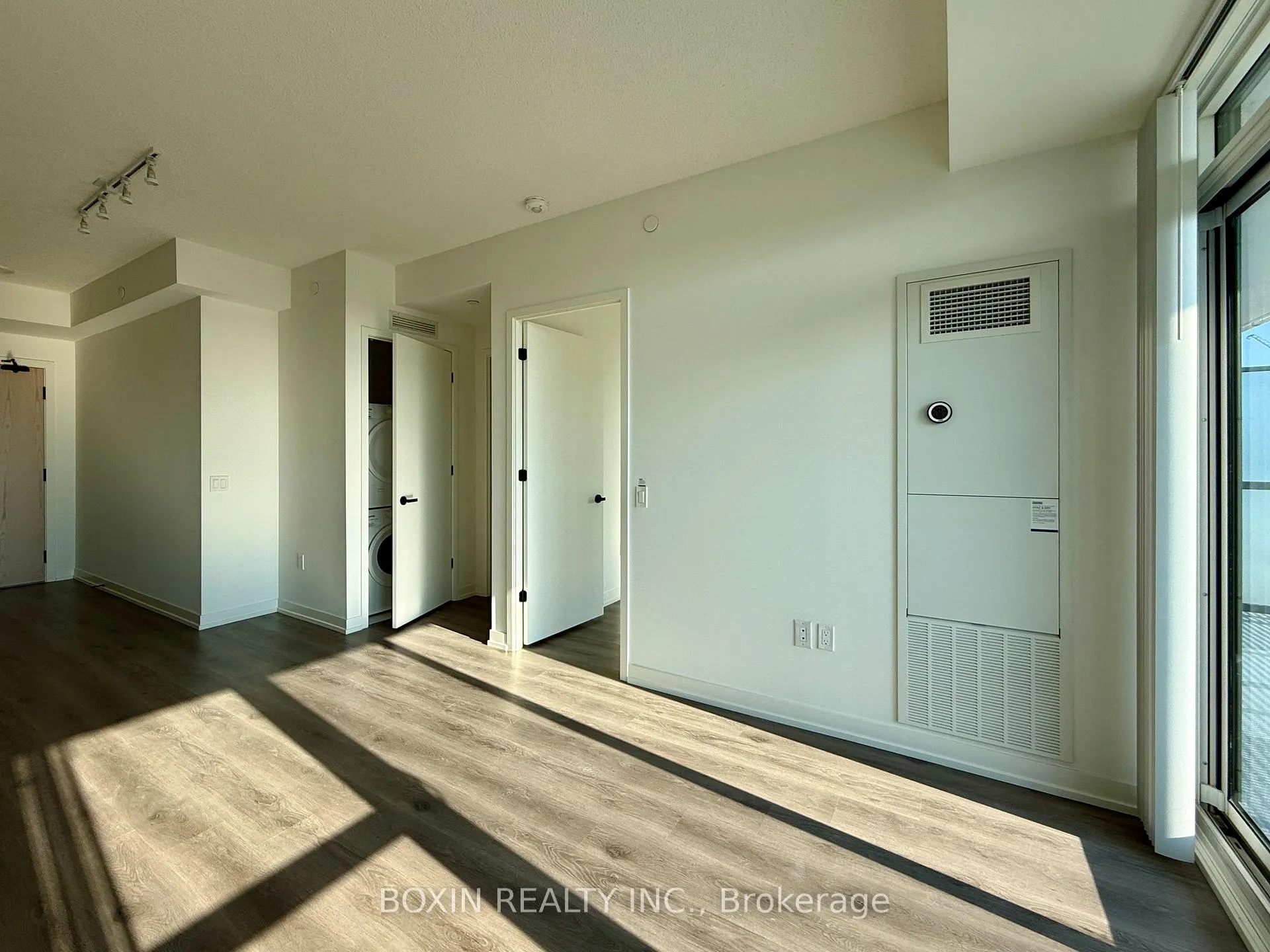 Photo 4 of Unit 515, 28 Interchange Way, Vaughan, Vaughan Corporate Centre — HOMEH