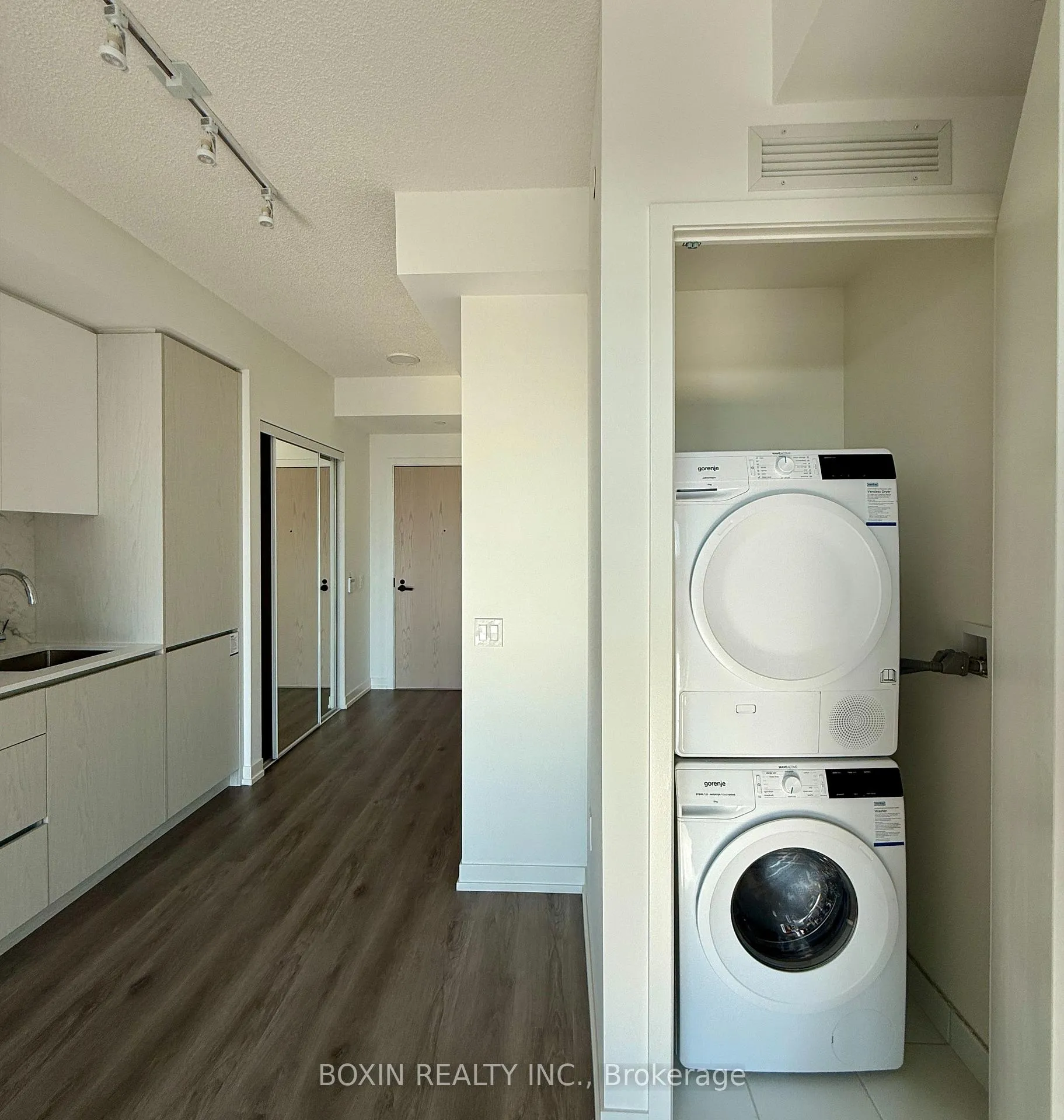Photo 16 of Unit 515, 28 Interchange Way, Vaughan, Vaughan Corporate Centre — HOMEH