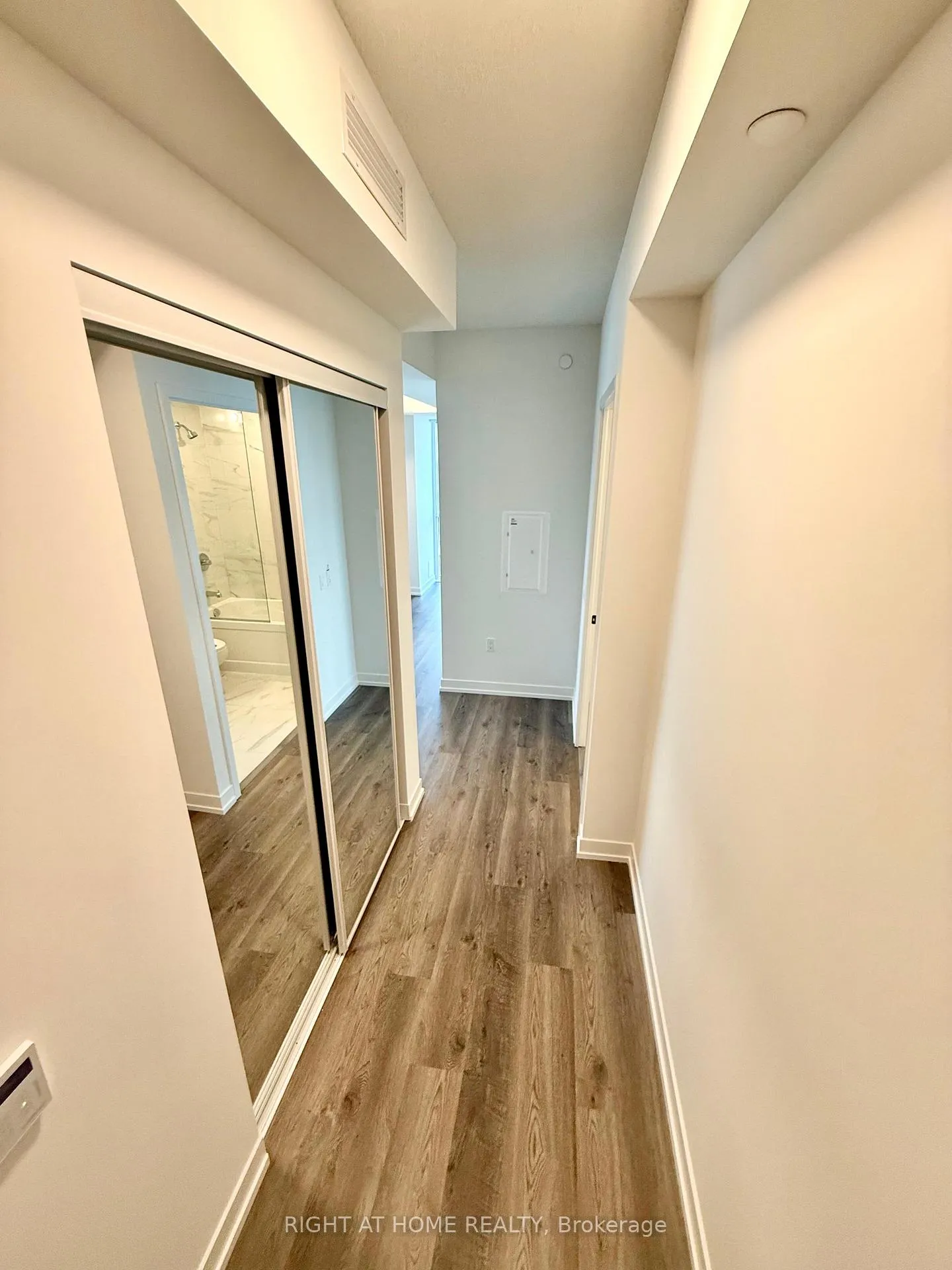 Photo 6 of Unit 5015, 195 Commerce Street, Vaughan, Vaughan Corporate Centre — HOMEH