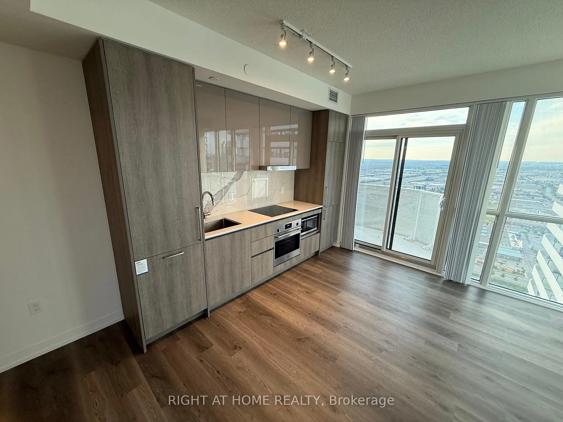 Photo 8 of Unit 5015, 195 Commerce Street, Vaughan, Vaughan Corporate Centre — HOMEH