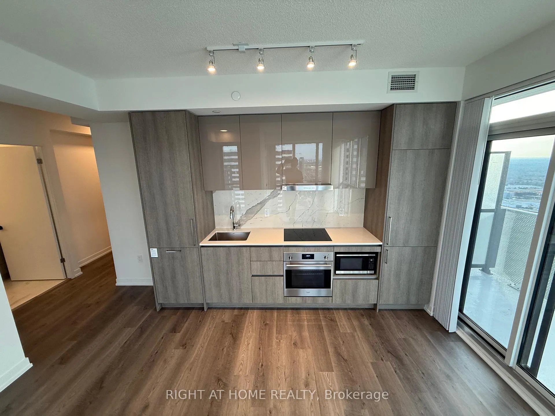 Photo 9 of Unit 5015, 195 Commerce Street, Vaughan, Vaughan Corporate Centre — HOMEH