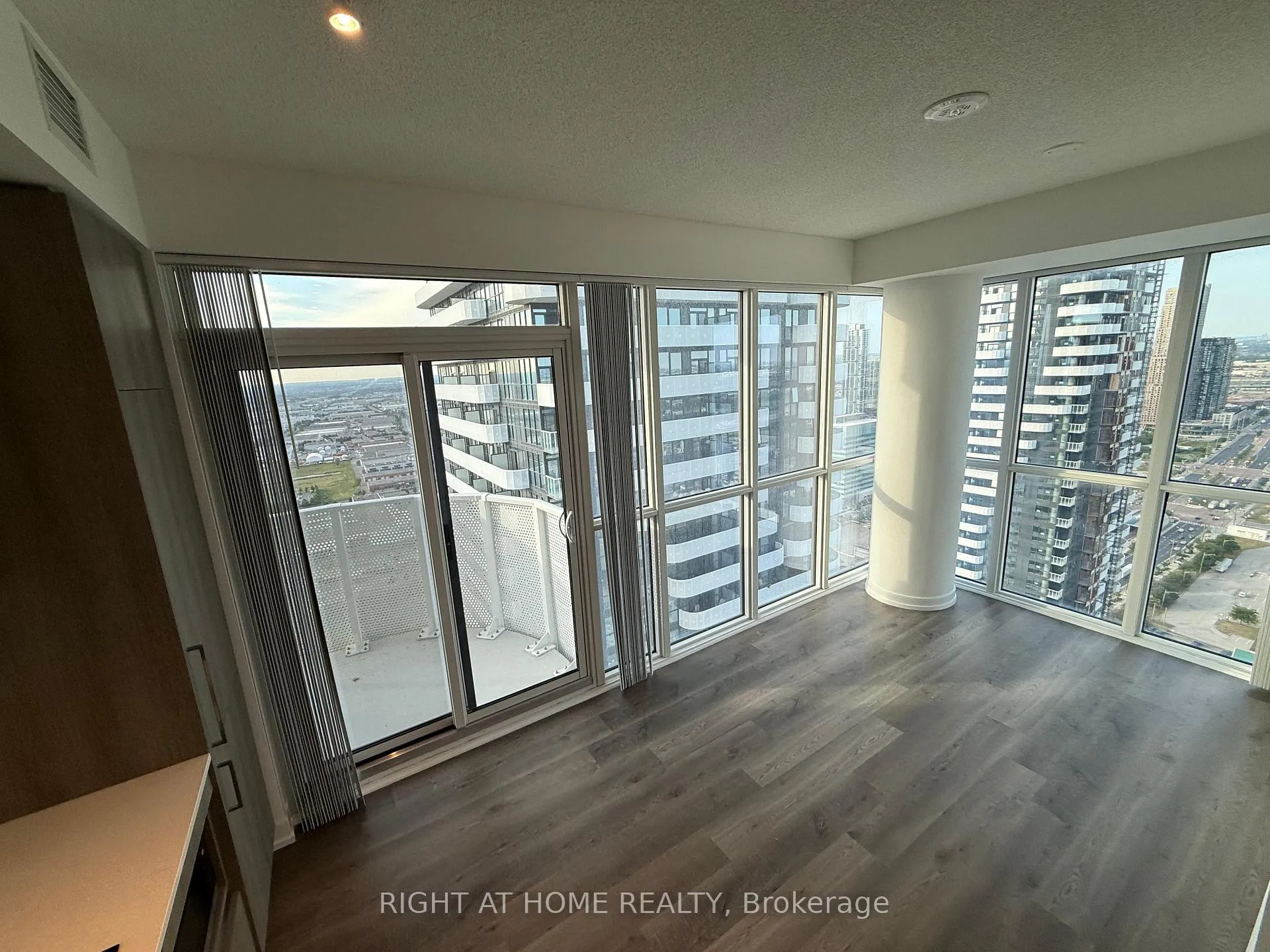 Photo 11 of Unit 5015, 195 Commerce Street, Vaughan, Vaughan Corporate Centre — HOMEH