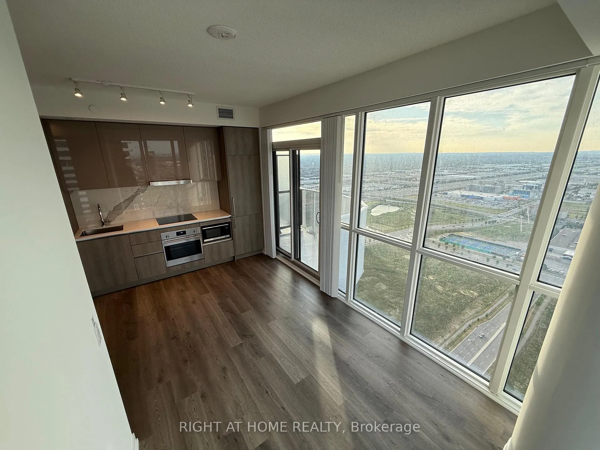 Photo 13 of Unit 5015, 195 Commerce Street, Vaughan, Vaughan Corporate Centre — HOMEH