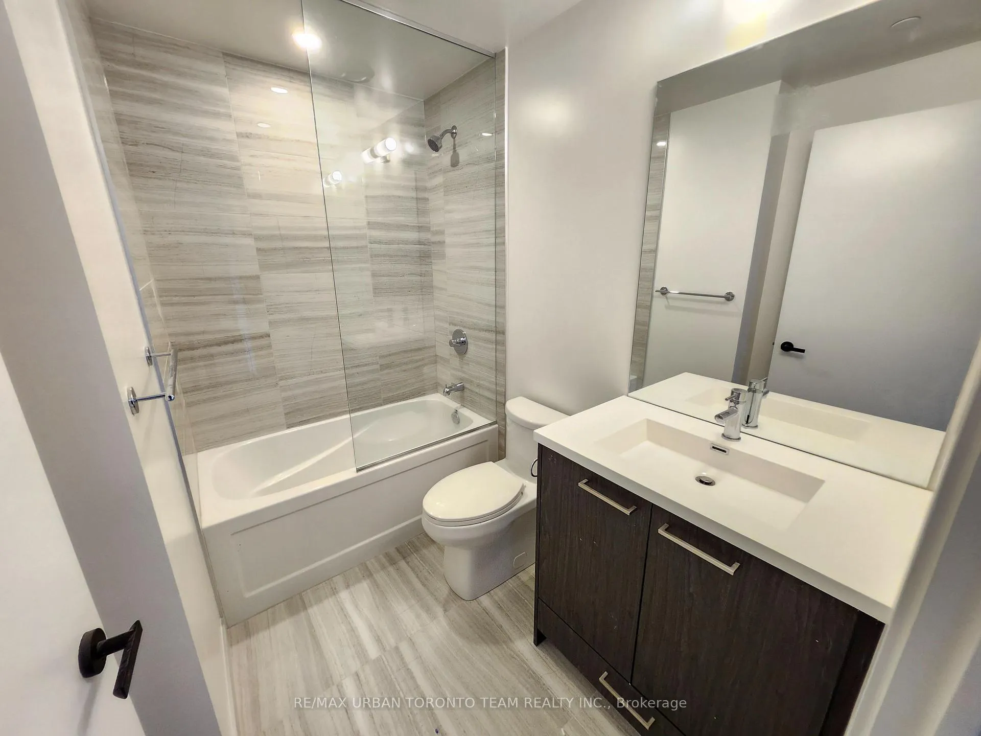 Photo 5 of Unit 907, 28 Interchange Way, Vaughan, Vaughan Corporate Centre — HOMEH