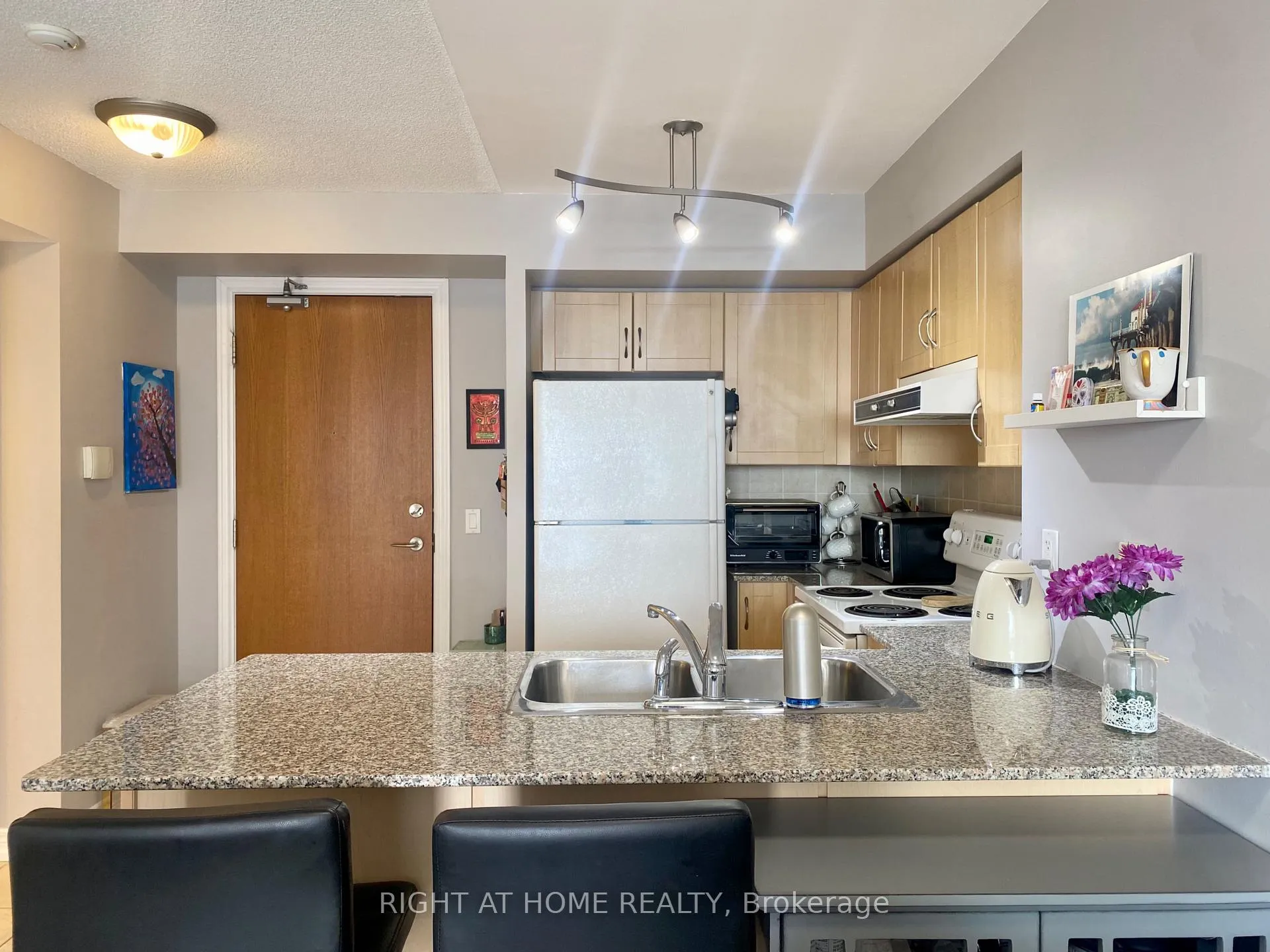 Photo 5 of Unit 408, 60 Disera Drive, Vaughan, Beverley Glen — HOMEH