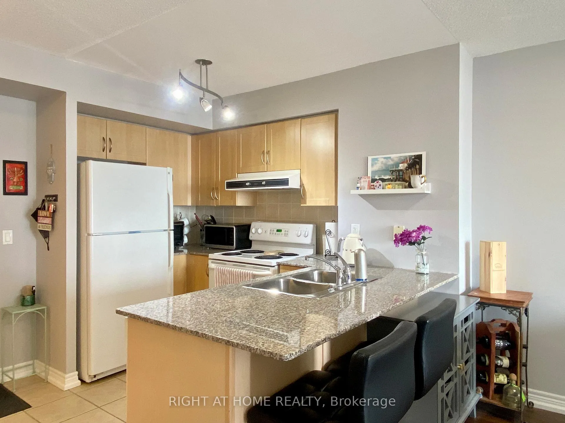 Photo 6 of Unit 408, 60 Disera Drive, Vaughan, Beverley Glen — HOMEH
