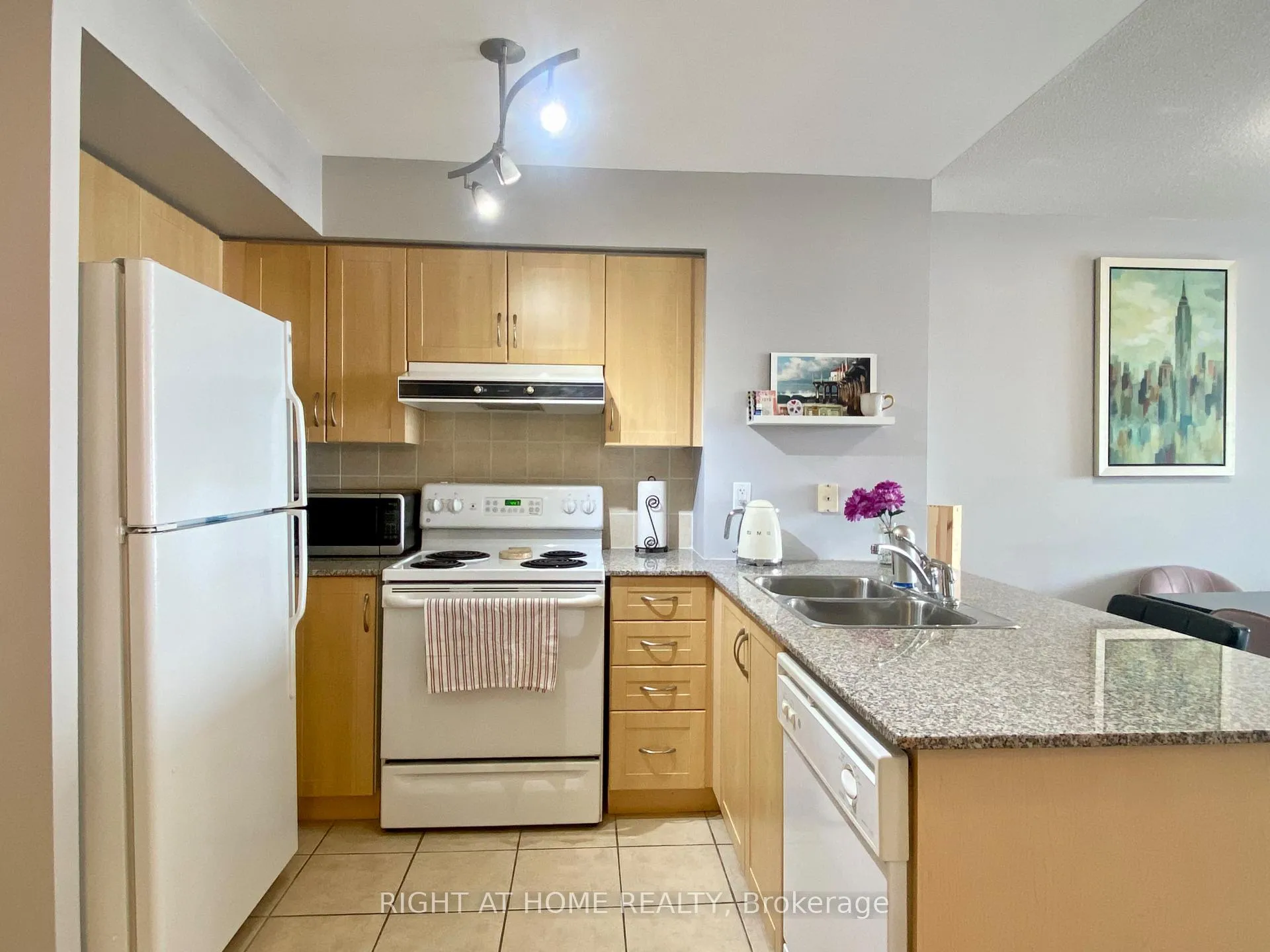 Photo 7 of Unit 408, 60 Disera Drive, Vaughan, Beverley Glen — HOMEH