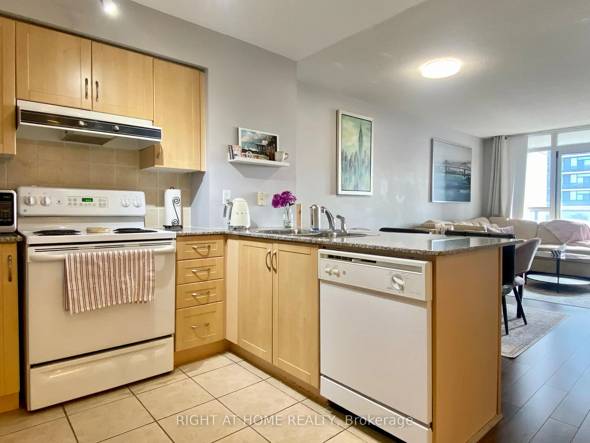Photo 8 of Unit 408, 60 Disera Drive, Vaughan, Beverley Glen — HOMEH