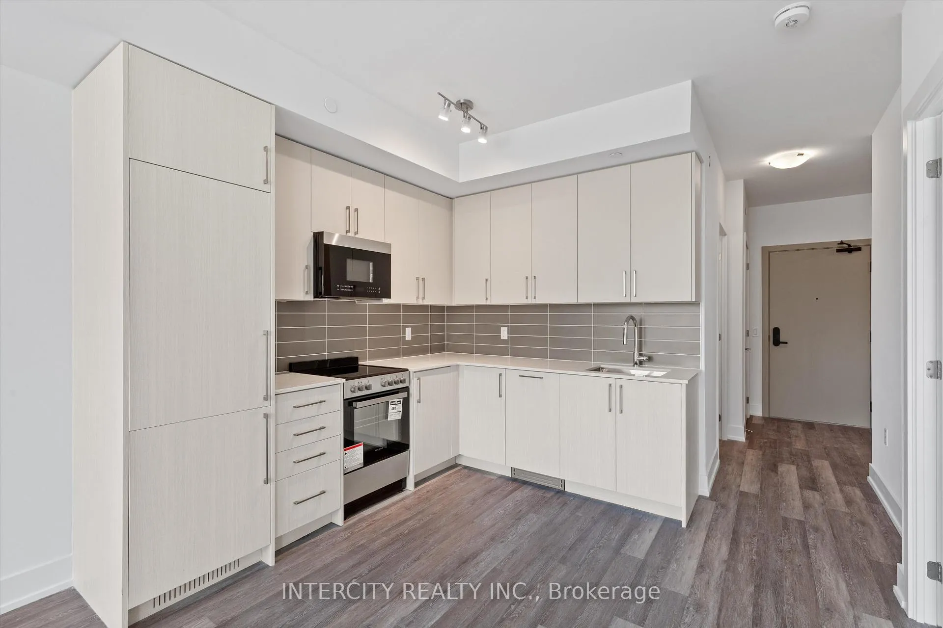 Photo 8 of Unit 314, 2075 King Road, King, King City — HOMEH