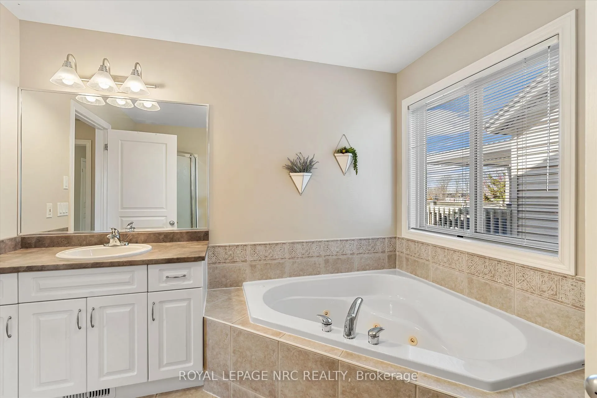 Photo 22 of 30 Briarwood Drive, St. Catharines, Rykert/Vansickle — HOMEH