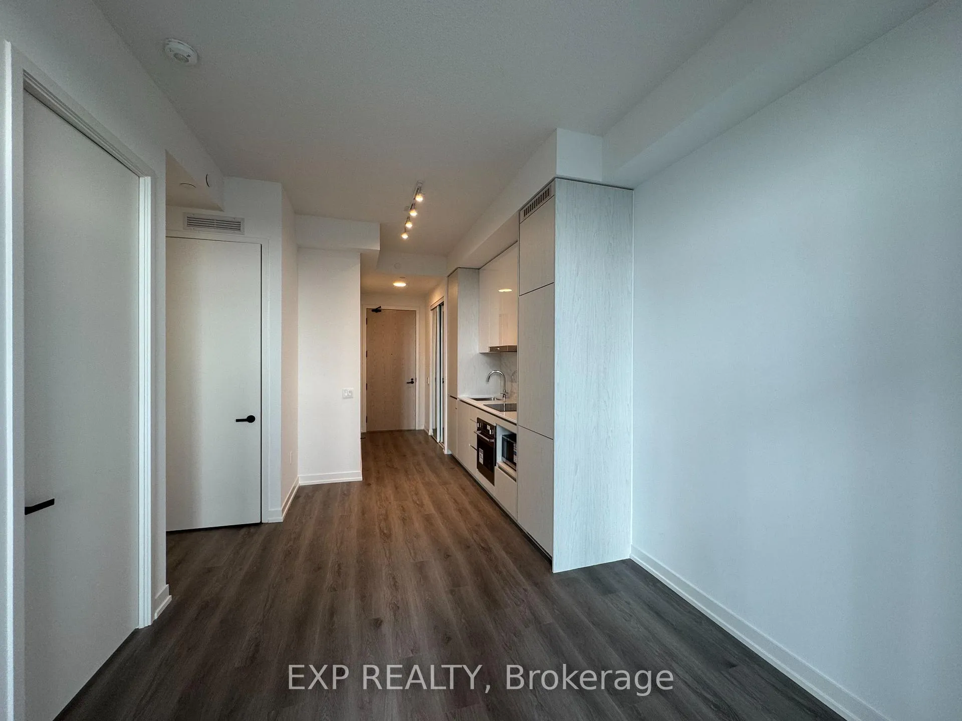Photo 8 of Unit 716, 28 Interchange Way, Vaughan, Vaughan Corporate Centre — HOMEH
