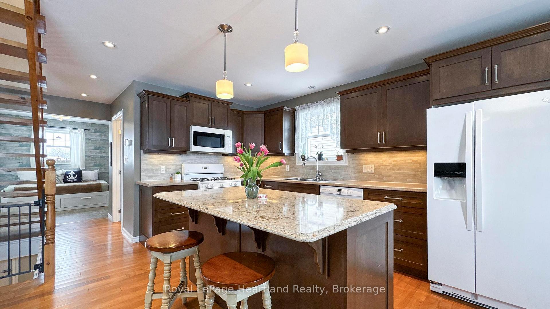Photo 3 of 217 Picton Street E, Goderich, Goderich (Town) — HOMEH