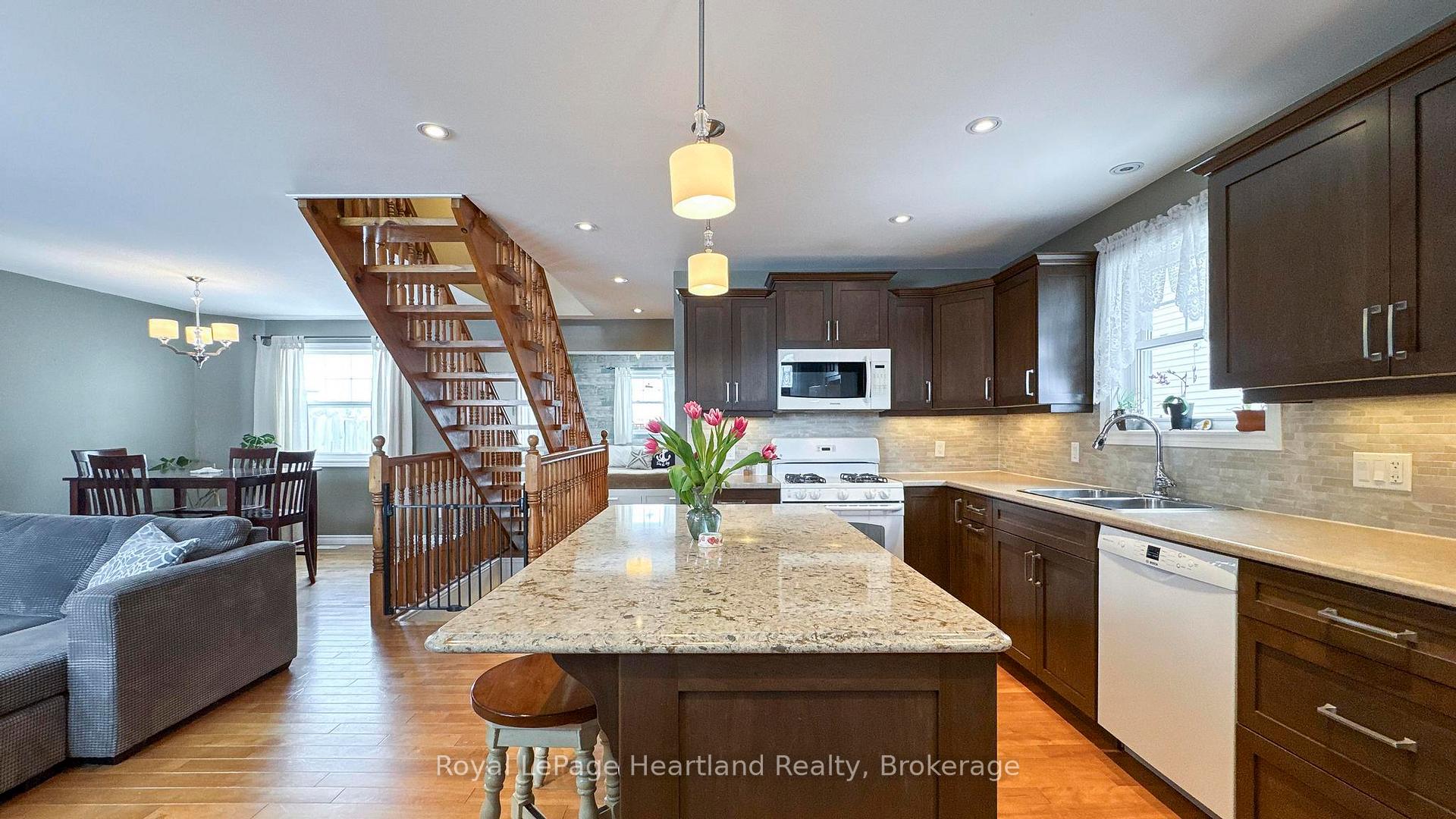 Photo 4 of 217 Picton Street E, Goderich, Goderich (Town) — HOMEH