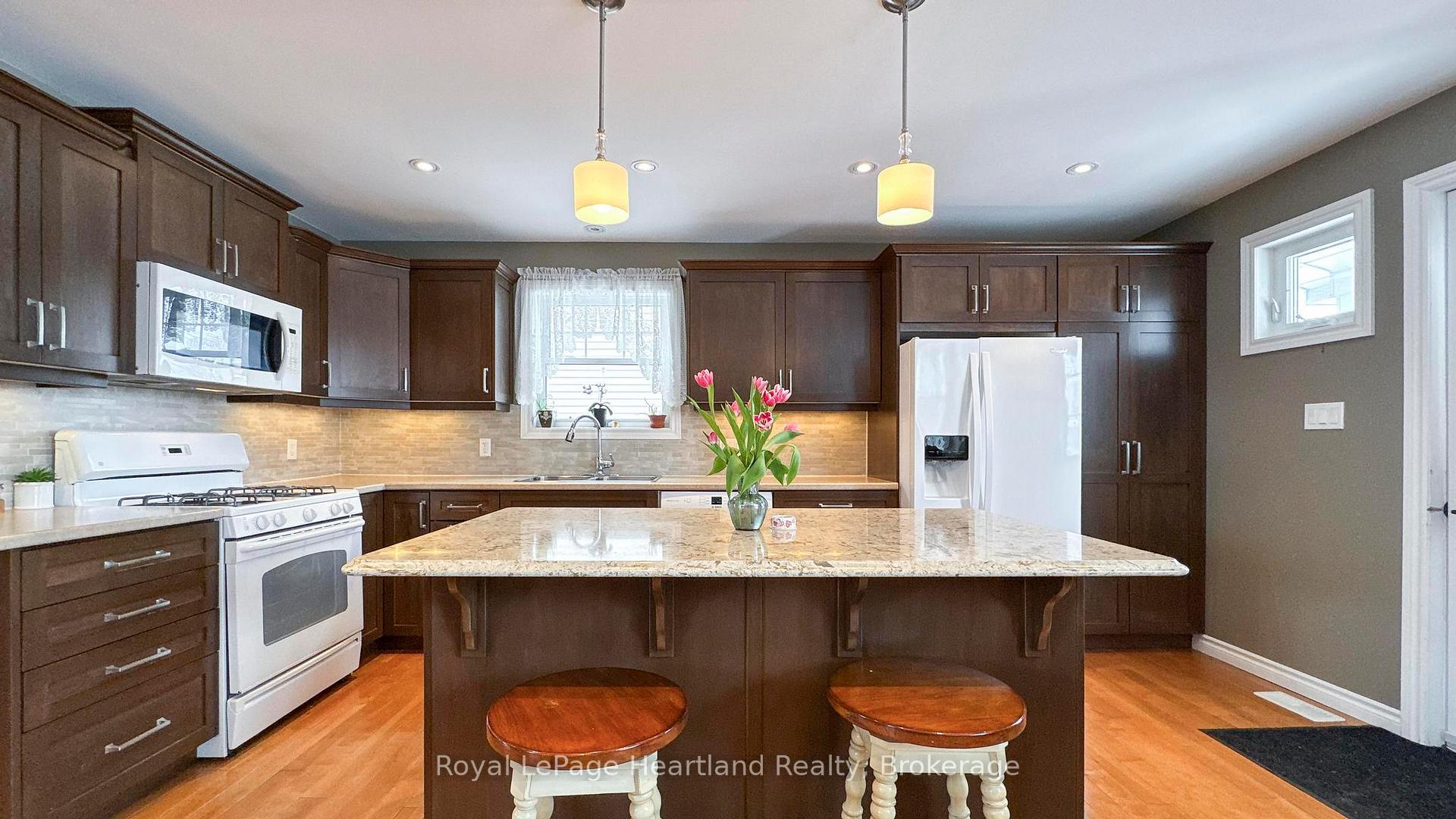 Photo 5 of 217 Picton Street E, Goderich, Goderich (Town) — HOMEH