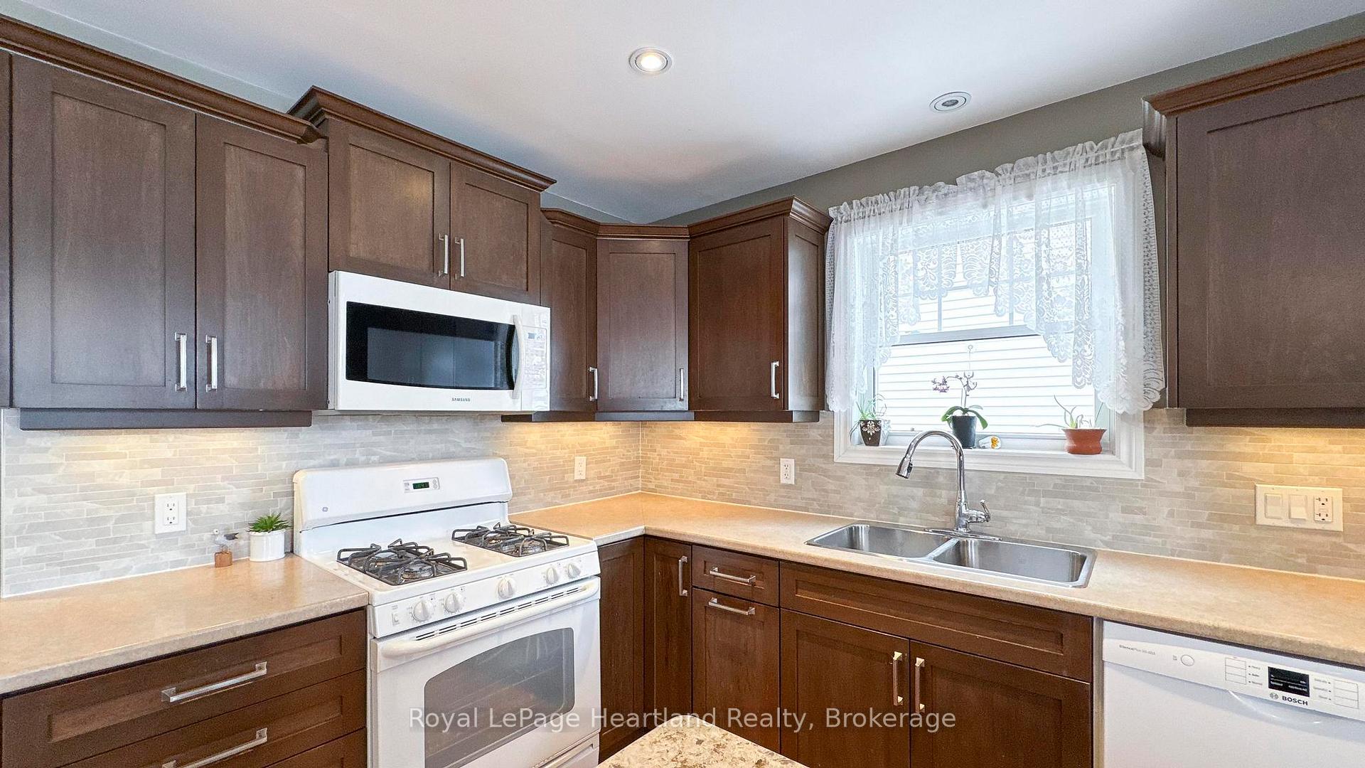 Photo 6 of 217 Picton Street E, Goderich, Goderich (Town) — HOMEH