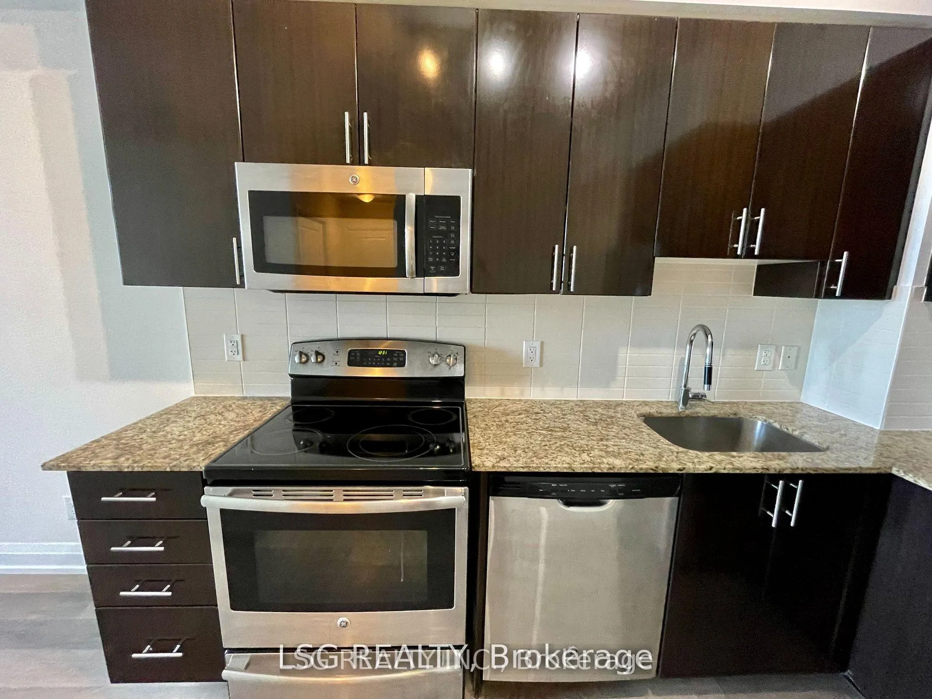 Photo 8 of Unit 2310, 7165 Yonge Street, Markham, Grandview — HOMEH