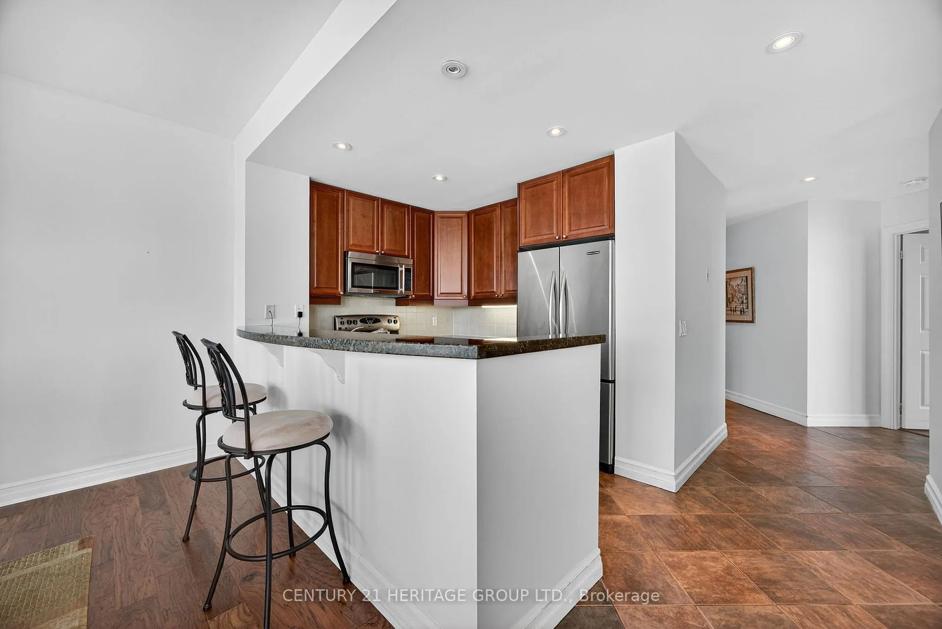Photo 8 of Unit 1008, 6 Toronto Street, Barrie, Lakeshore — HOMEH