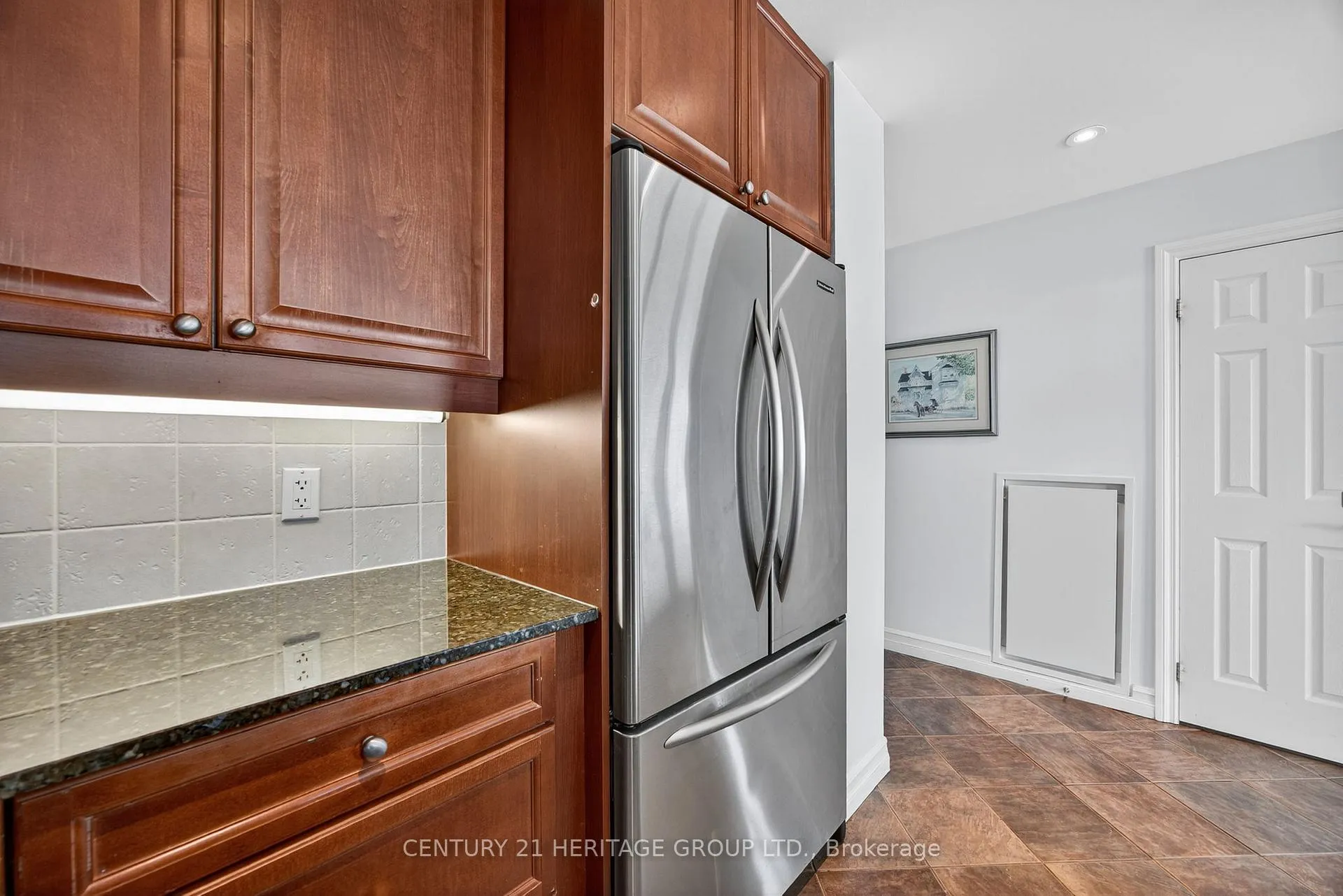 Photo 11 of Unit 1008, 6 Toronto Street, Barrie, Lakeshore — HOMEH