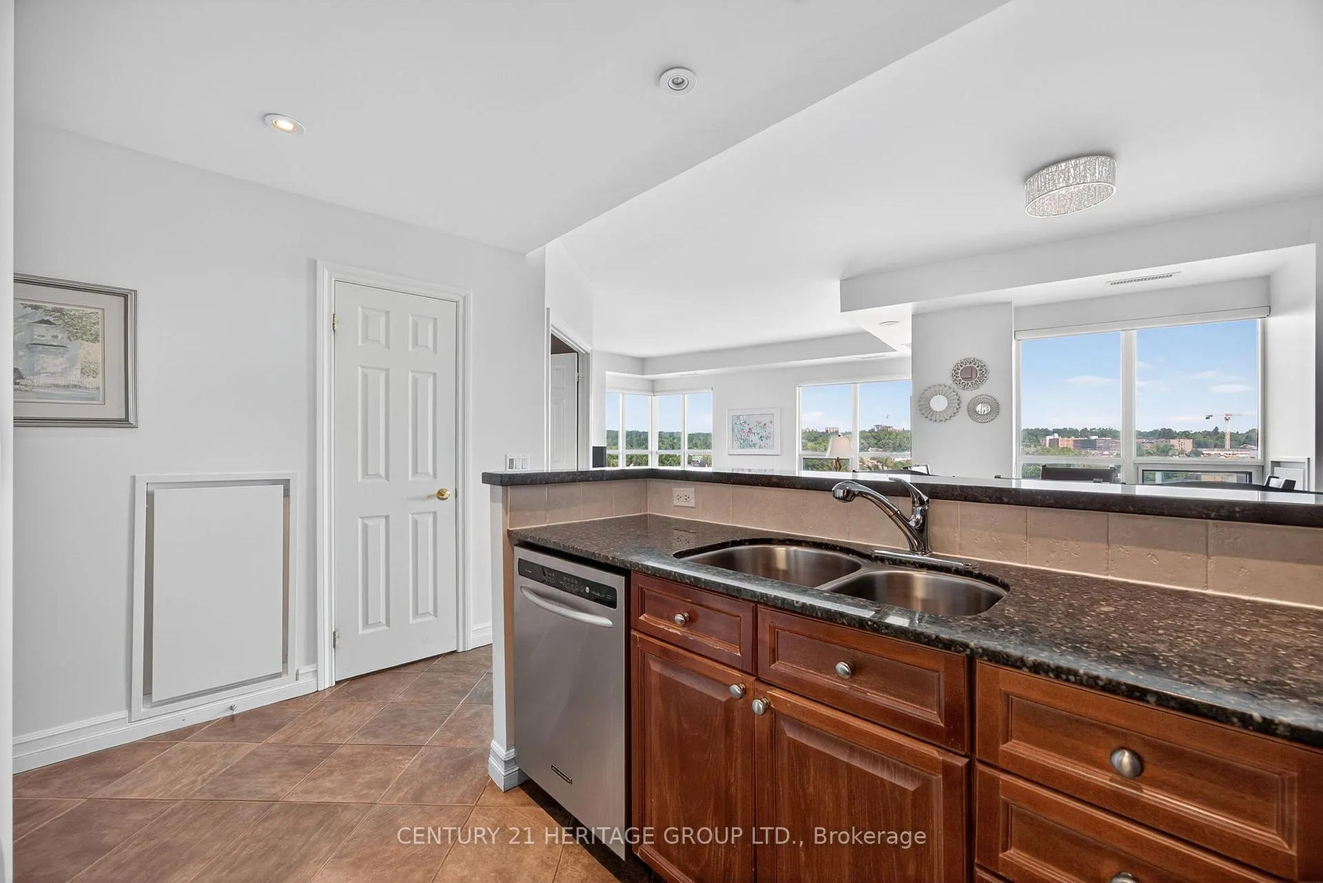 Photo 12 of Unit 1008, 6 Toronto Street, Barrie, Lakeshore — HOMEH