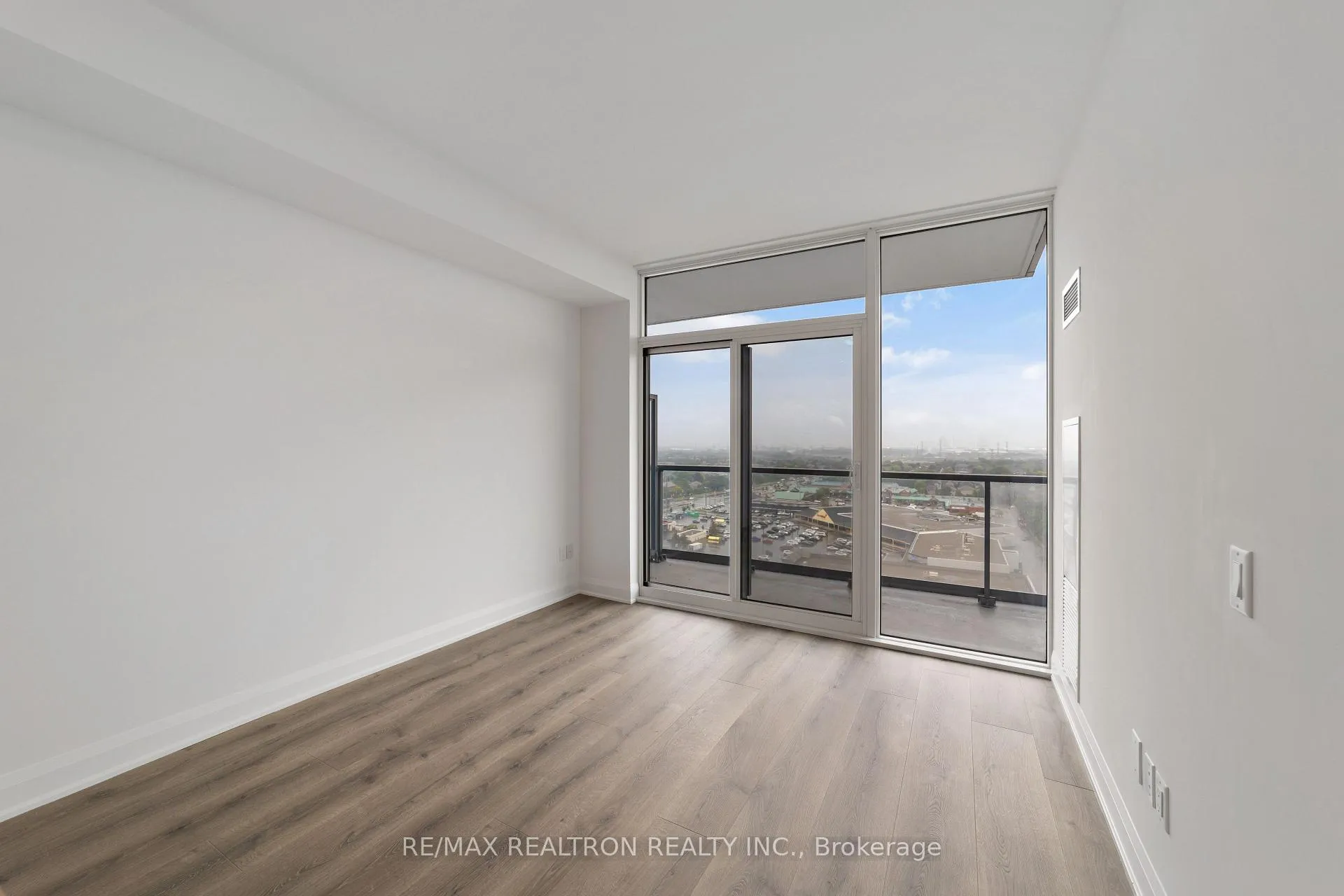 Photo 5 of Unit 1403w, 10 Gatineau Drive, Vaughan, Beverley Glen — HOMEH