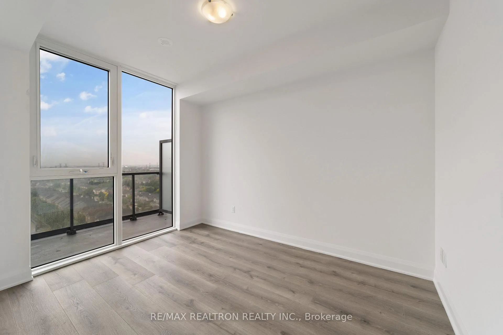 Photo 6 of Unit 1403w, 10 Gatineau Drive, Vaughan, Beverley Glen — HOMEH