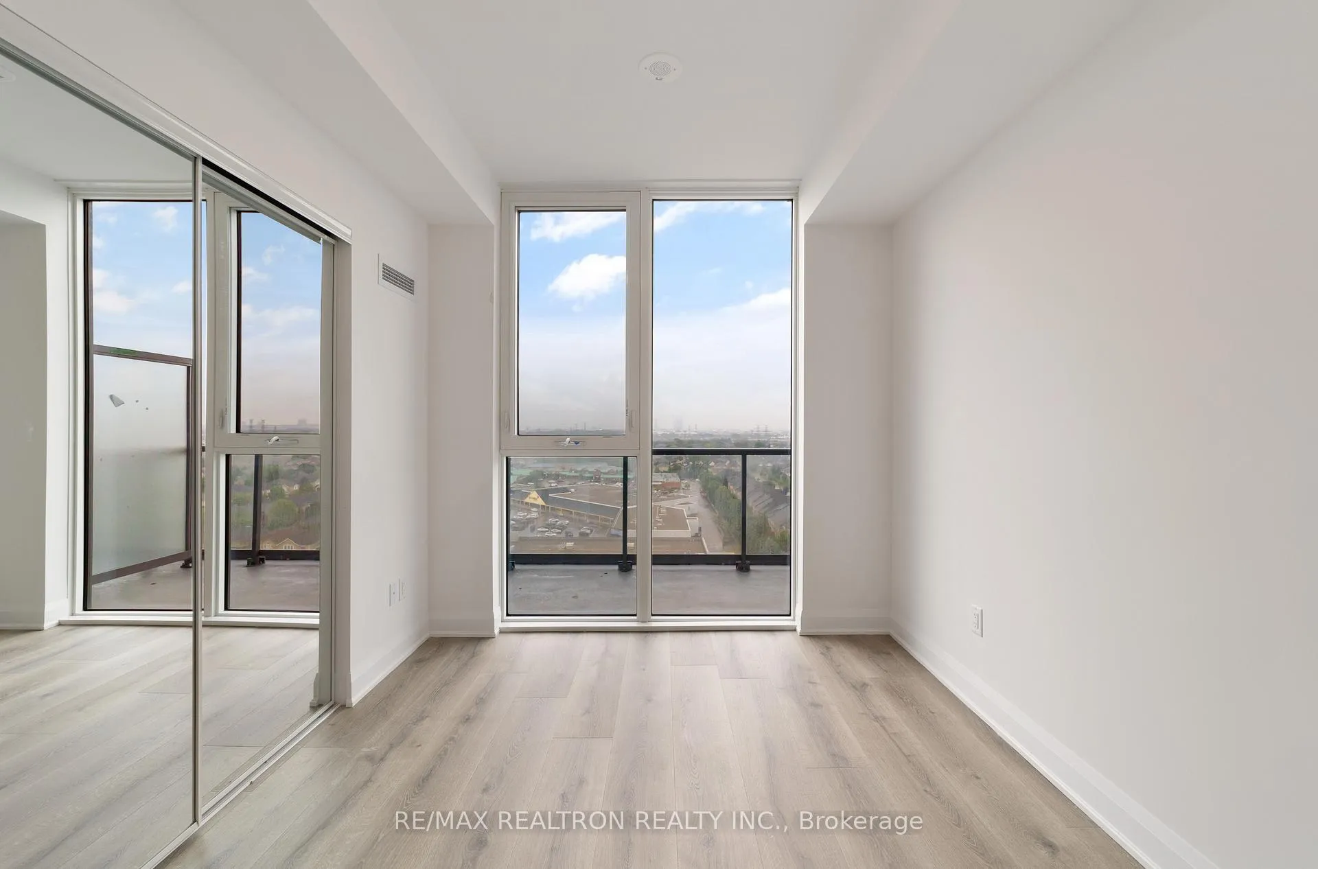 Photo 7 of Unit 1403w, 10 Gatineau Drive, Vaughan, Beverley Glen — HOMEH