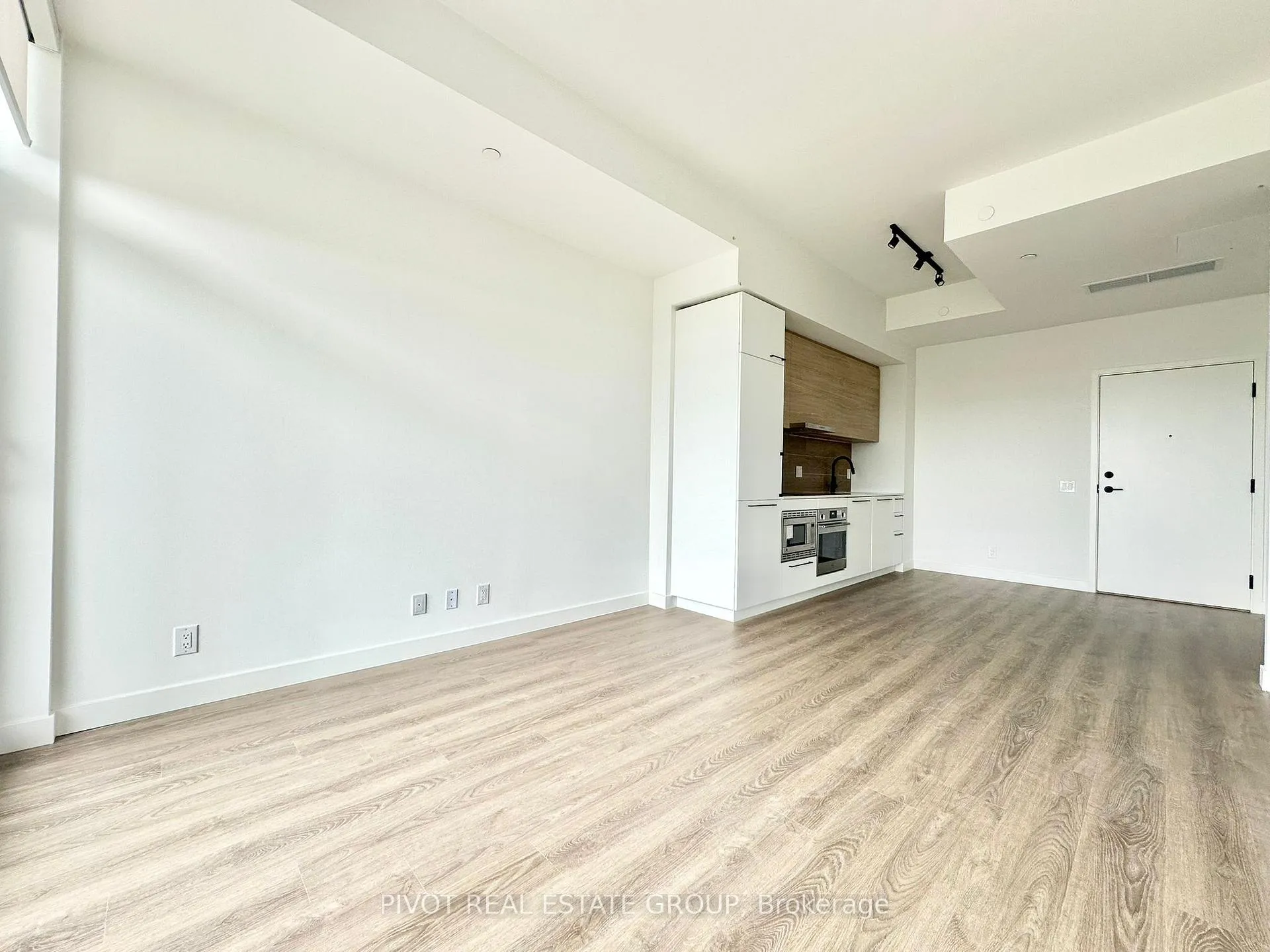 Photo 3 of Unit 709, 1050 Eastern Avenue, Toronto, The Beaches — HOMEH
