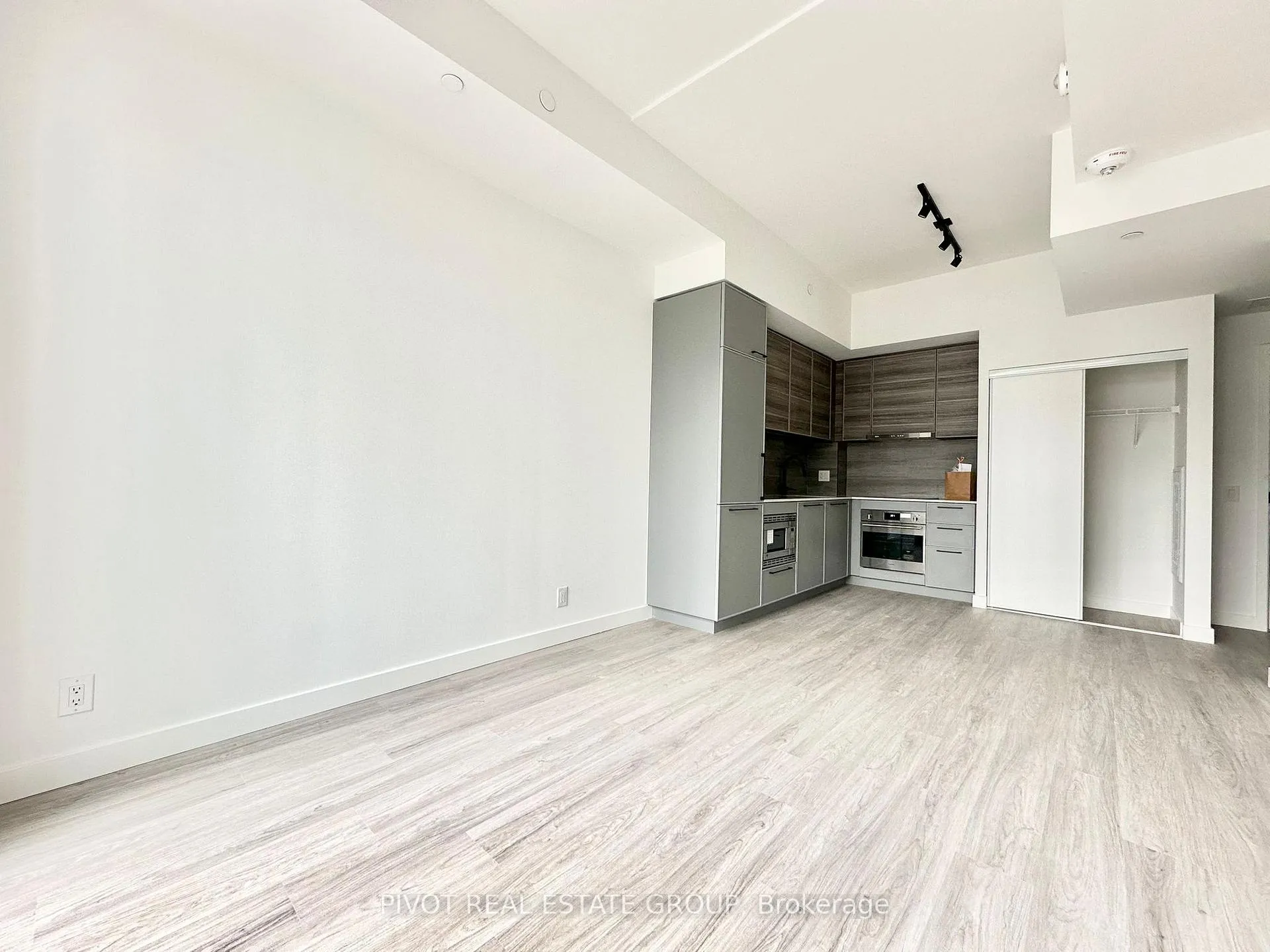 Photo 5 of Unit 704, 1050 Eastern Avenue, Toronto, The Beaches — HOMEH