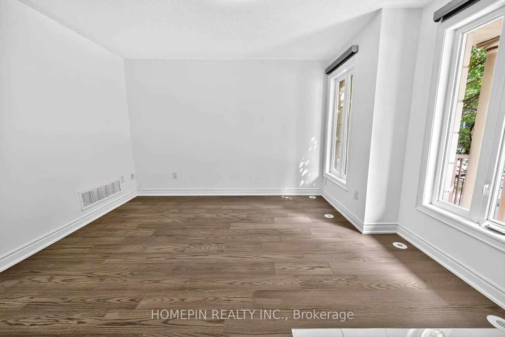 Photo 3 of 18 Times Avenue, Markham, Commerce Valley — HOMEH