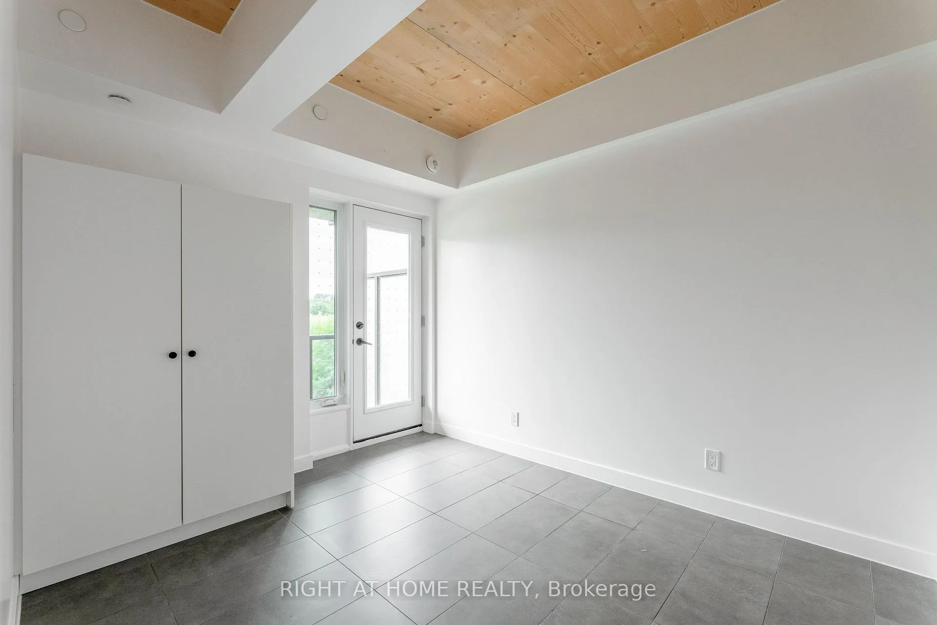 Photo 5 of Unit 401, 1598 Queen Street E, Toronto, Greenwood-Coxwell — HOMEH