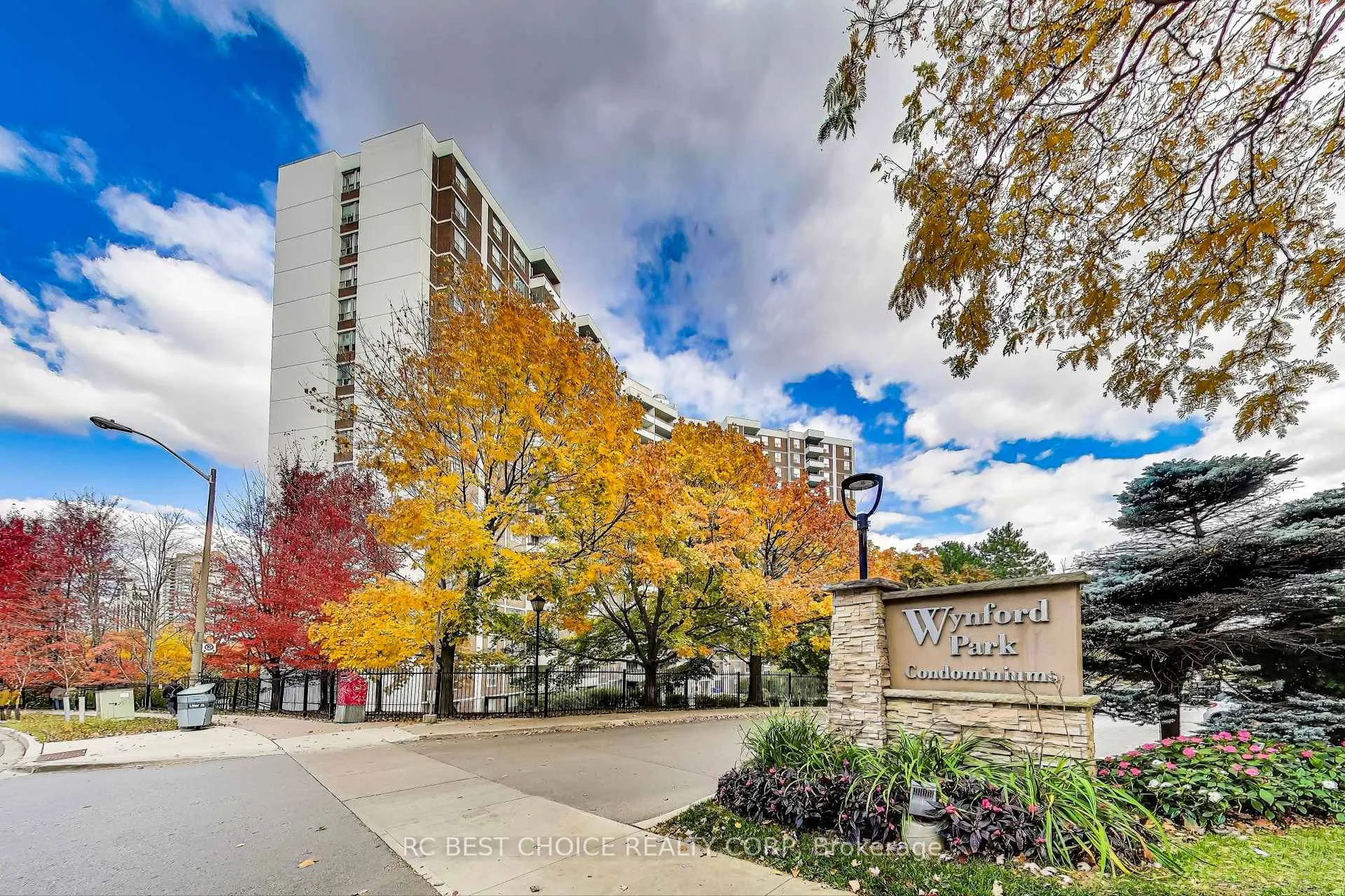 Photo 3 of Unit 403, 10 Edgecliff Golfway, Toronto, Flemingdon Park — HOMEH
